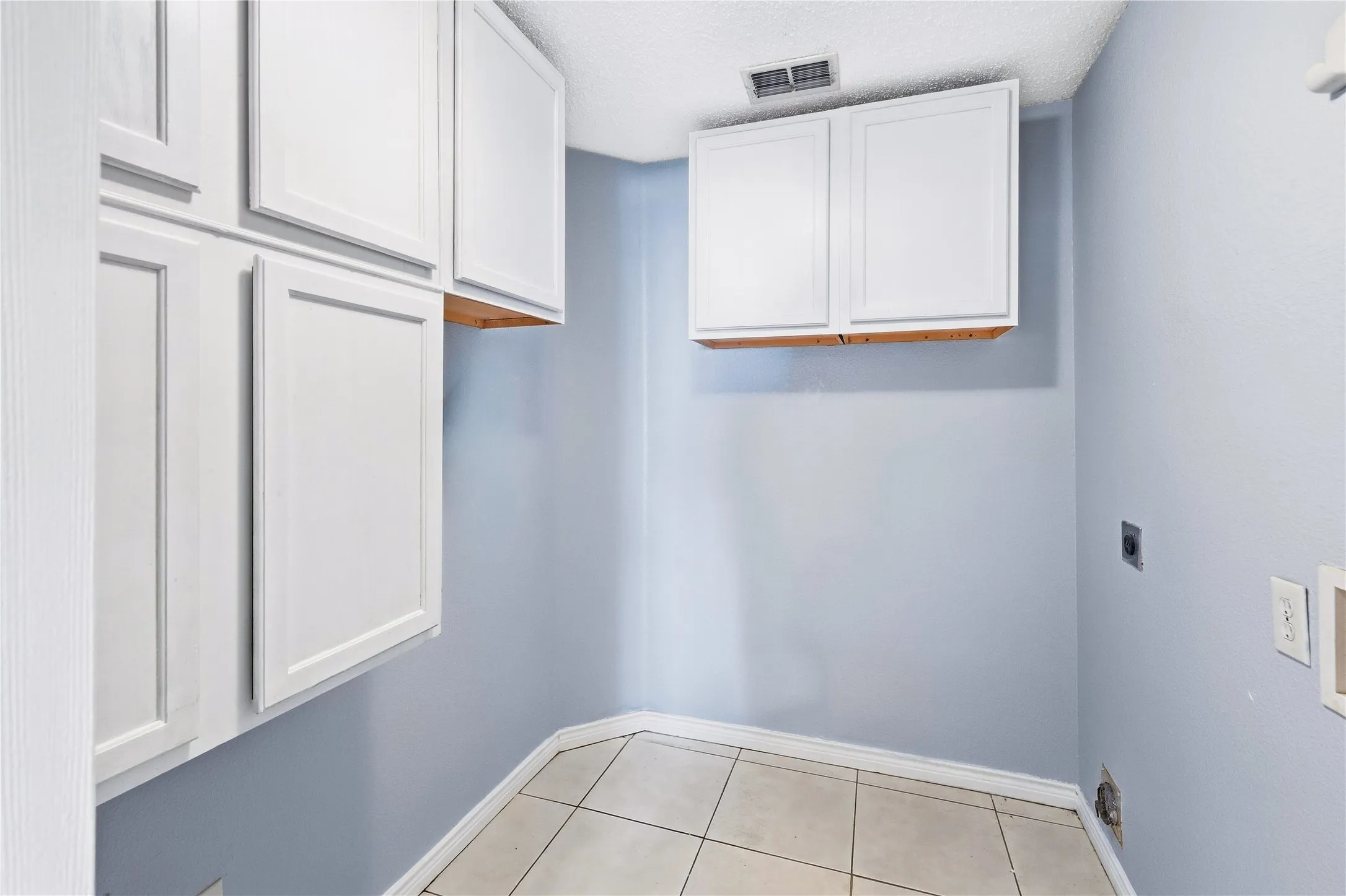Single Family Residence For Sale in Dallas County , 5666 Hunters Bend Lane, Dallas, Texas 75249, 4 Bedroom, 3 Bathroom, 2 Garage spaces, 2,442 Sqft, built in 2003, mls#21393396, Real Estate Agent in Dallas, Homes For Sale in Dallas county, Homes For Sale in Dallas, Realtor in Dallas Texas, Real Estate Brokerage Independent Realty Texas, Luminita Cordes Realtor