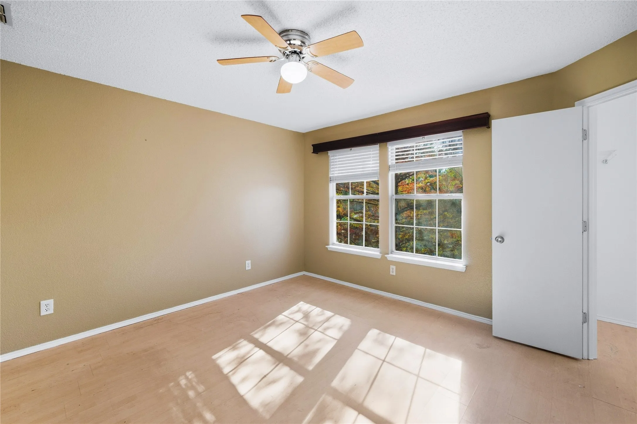 Single Family Residence For Sale in Dallas County , 5666 Hunters Bend Lane, Dallas, Texas 75249, 4 Bedroom, 3 Bathroom, 2 Garage spaces, 2,442 Sqft, built in 2003, mls#21393396, Real Estate Agent in Dallas, Homes For Sale in Dallas county, Homes For Sale in Dallas, Realtor in Dallas Texas, Real Estate Brokerage Independent Realty Texas, Luminita Cordes Realtor
