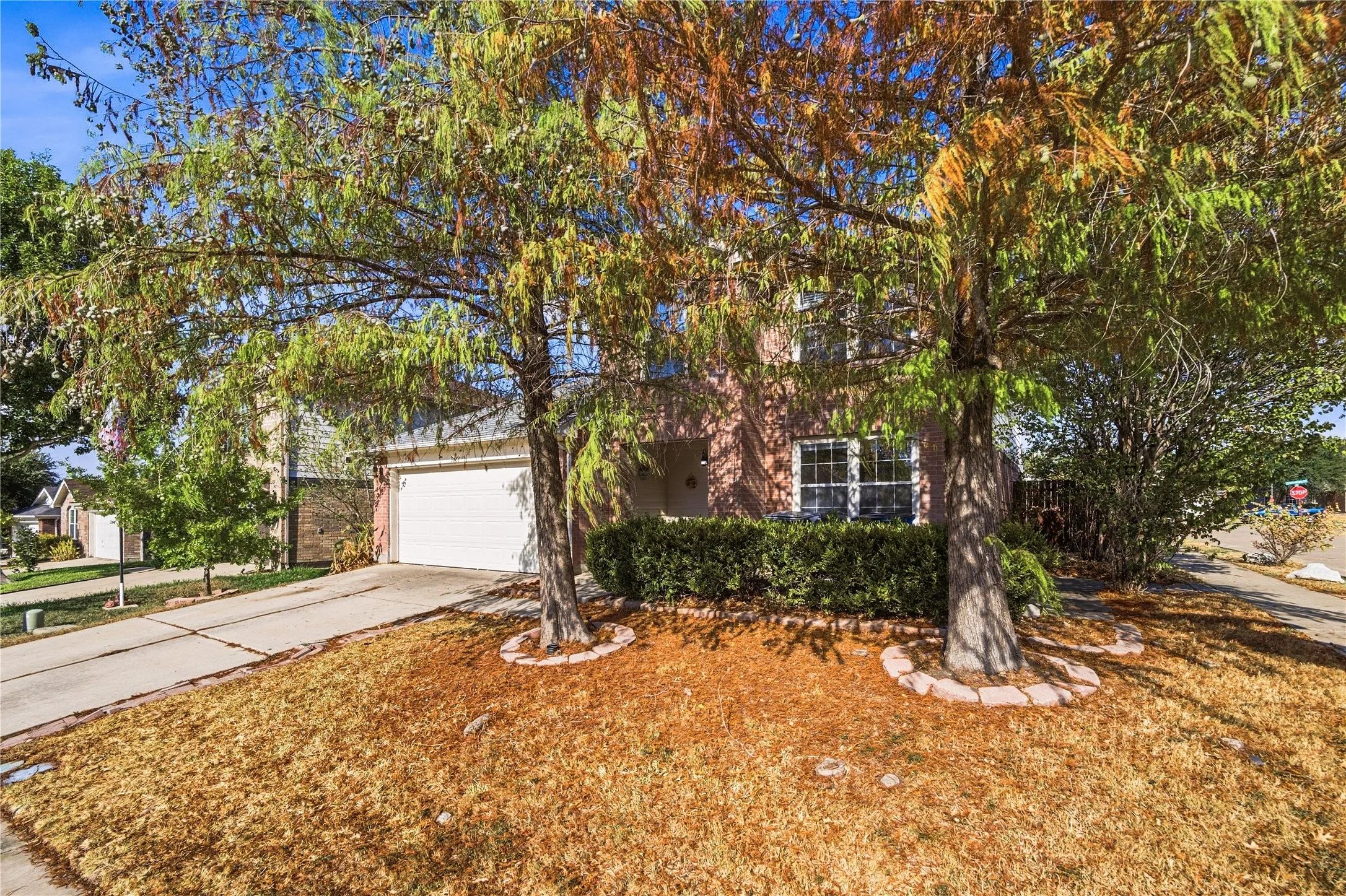 Single Family Residence For Sale in Dallas County , 5666 Hunters Bend Lane, Dallas, Texas 75249, 4 Bedroom, 3 Bathroom, 2 Garage spaces, 2,442 Sqft, built in 2003, mls#21393396, Real Estate Agent in Dallas, Homes For Sale in Dallas county, Homes For Sale in Dallas, Realtor in Dallas Texas, Real Estate Brokerage Independent Realty Texas, Luminita Cordes Realtor