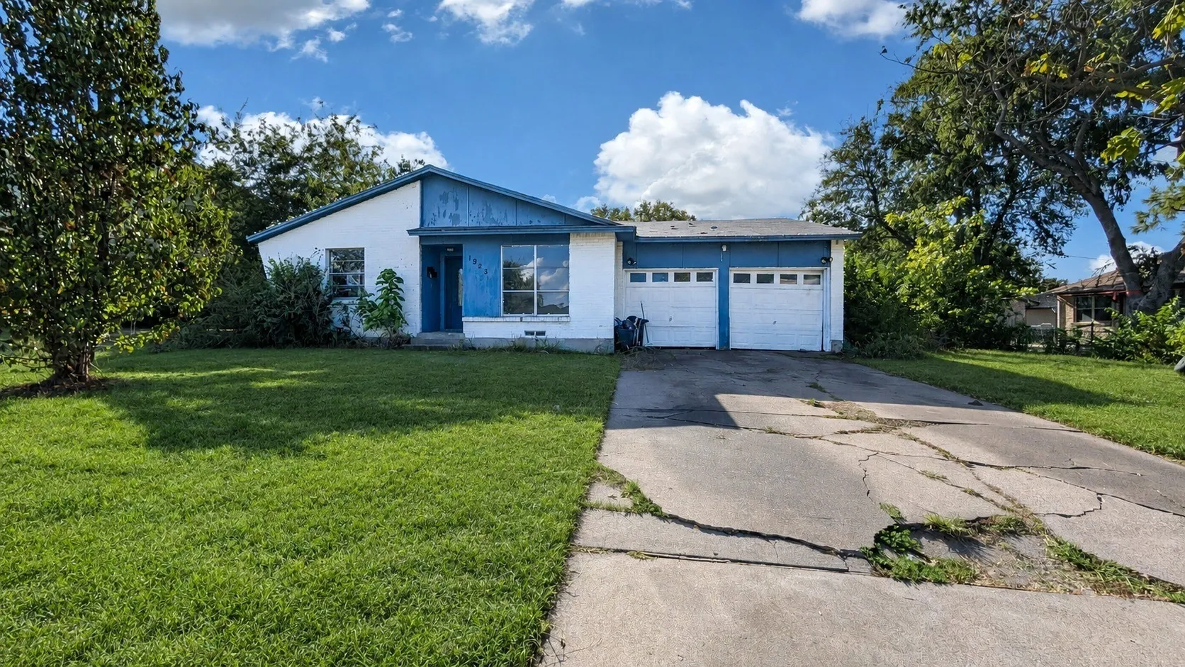 Single Family Residence For Sale in Dallas County , 1923 Spiceberry Lane, Mesquite, Texas 75149, 3 Bedroom, 2 Bathroom, 2 Garage spaces, 1,273 Sqft, built in 1963, mls#21395615, Real Estate Agent in Mesquite, Homes For Sale in Dallas county, Homes For Sale in Mesquite, Realtor in Mesquite Texas, Real Estate Brokerage Independent Realty Texas, Luminita Cordes Realtor