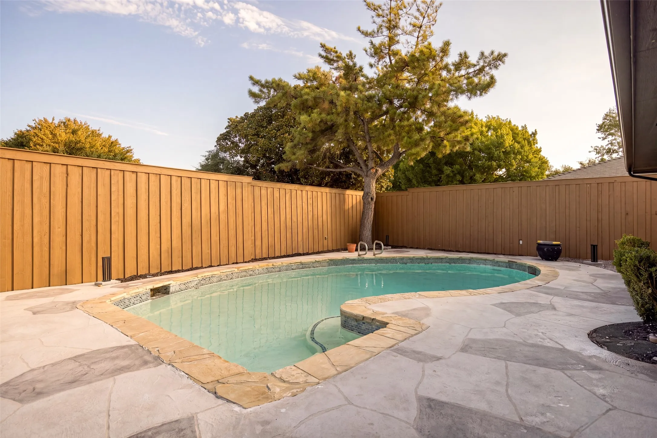 Single Family Residence For Sale in Dallas County , 7247 La Sobrina Drive, Dallas, Texas 75248, 5 Bedroom, 4 Bathroom, 2 Garage spaces, 2,598 Sqft, built in 1971, mls#21393286, Real Estate Agent in Dallas, Homes For Sale in Dallas county, Homes For Sale in Dallas, Realtor in Dallas Texas, Real Estate Brokerage Independent Realty Texas, Luminita Cordes Realtor