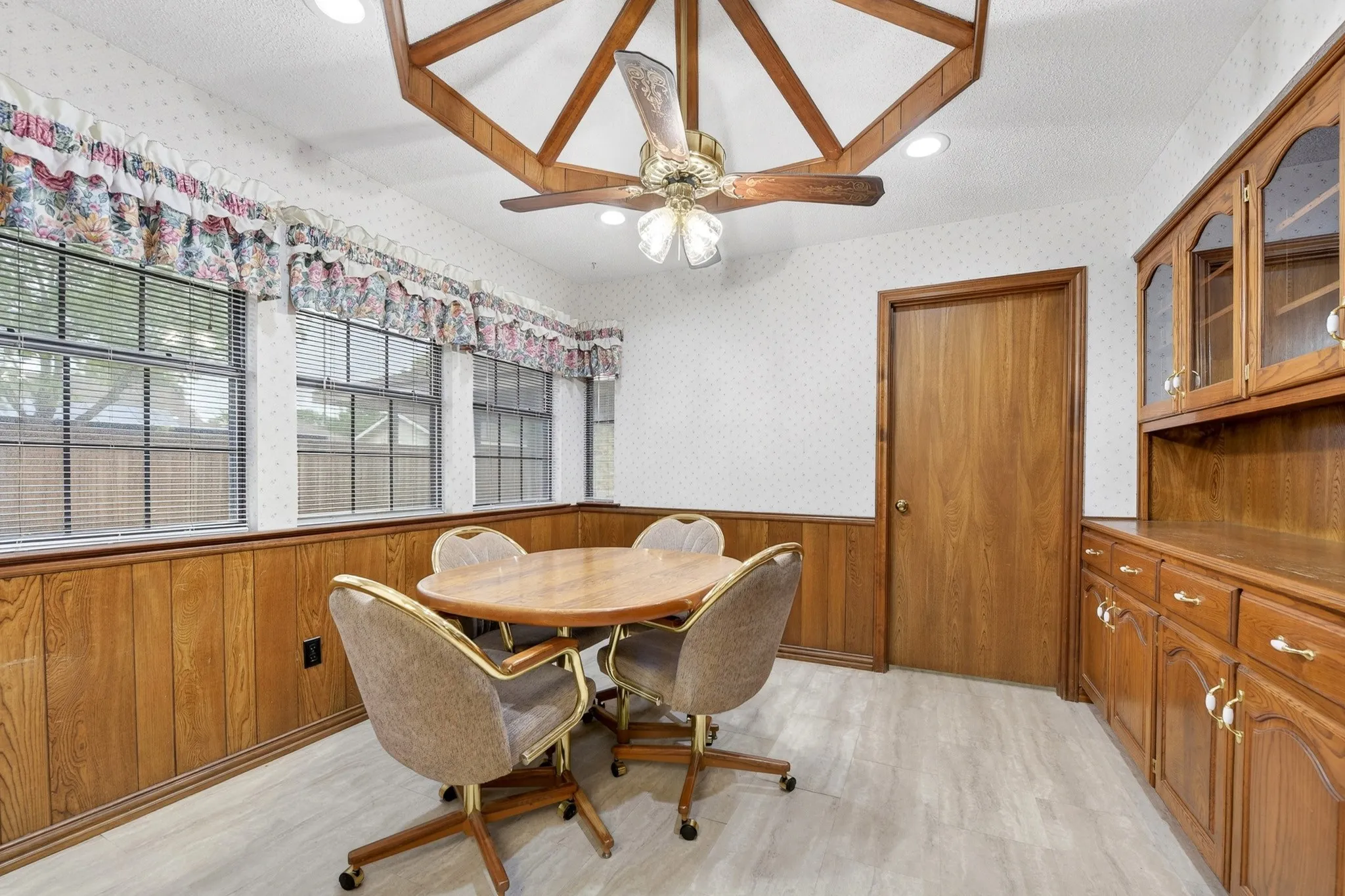 Single Family Residence For Sale in Collin County , 4120 Merriman Drive, Plano, Texas 75074, 4 Bedroom, 2 Bathroom, 2 Garage spaces, 2,290 Sqft, built in 1984, mls#21395435, Real Estate Agent in Plano, Homes For Sale in Collin county, Homes For Sale in Plano, Realtor in Plano Texas, Real Estate Brokerage Independent Realty Texas, Luminita Cordes Realtor