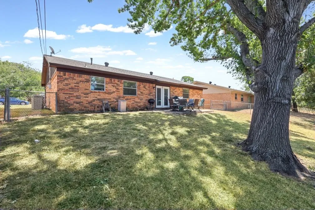 Single Family Residence For Sale in Tarrant County , 409 Arthur Drive, Hurst, Texas 76053, 3 Bedroom, 2 Bathroom, 2 Garage spaces, 1,182 Sqft, built in 1970, mls#21394564, Real Estate Agent in Hurst, Homes For Sale in Tarrant county, Homes For Sale in Hurst, Realtor in Hurst Texas, Real Estate Brokerage Independent Realty Texas, Luminita Cordes Realtor