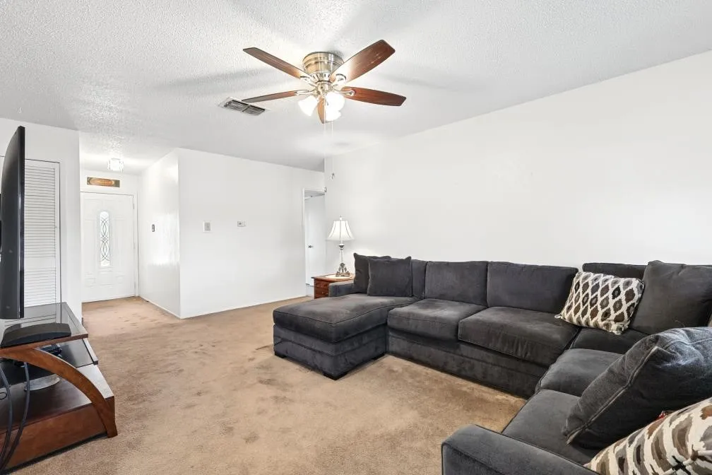 Single Family Residence For Sale in Tarrant County , 409 Arthur Drive, Hurst, Texas 76053, 3 Bedroom, 2 Bathroom, 2 Garage spaces, 1,182 Sqft, built in 1970, mls#21394564, Real Estate Agent in Hurst, Homes For Sale in Tarrant county, Homes For Sale in Hurst, Realtor in Hurst Texas, Real Estate Brokerage Independent Realty Texas, Luminita Cordes Realtor