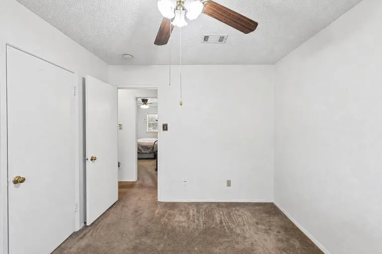 Single Family Residence For Sale in Tarrant County , 409 Arthur Drive, Hurst, Texas 76053, 3 Bedroom, 2 Bathroom, 2 Garage spaces, 1,182 Sqft, built in 1970, mls#21394564, Real Estate Agent in Hurst, Homes For Sale in Tarrant county, Homes For Sale in Hurst, Realtor in Hurst Texas, Real Estate Brokerage Independent Realty Texas, Luminita Cordes Realtor
