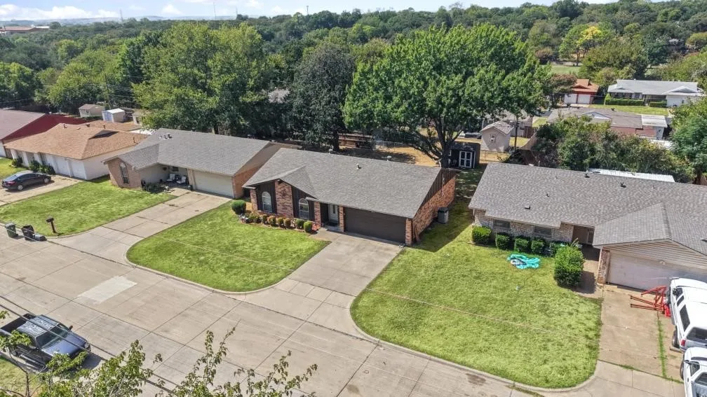 Single Family Residence For Sale in Tarrant County , 409 Arthur Drive, Hurst, Texas 76053, 3 Bedroom, 2 Bathroom, 2 Garage spaces, 1,182 Sqft, built in 1970, mls#21394564, Real Estate Agent in Hurst, Homes For Sale in Tarrant county, Homes For Sale in Hurst, Realtor in Hurst Texas, Real Estate Brokerage Independent Realty Texas, Luminita Cordes Realtor