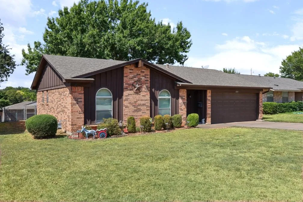 Single Family Residence For Sale in Tarrant County , 409 Arthur Drive, Hurst, Texas 76053, 3 Bedroom, 2 Bathroom, 2 Garage spaces, 1,182 Sqft, built in 1970, mls#21394564, Real Estate Agent in Hurst, Homes For Sale in Tarrant county, Homes For Sale in Hurst, Realtor in Hurst Texas, Real Estate Brokerage Independent Realty Texas, Luminita Cordes Realtor