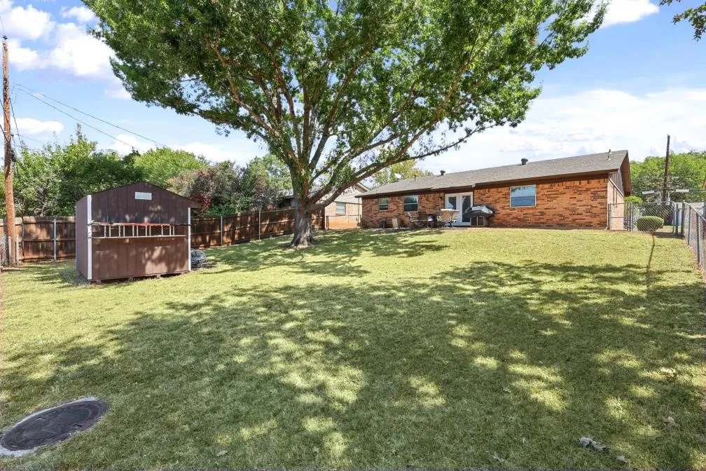 Single Family Residence For Sale in Tarrant County , 409 Arthur Drive, Hurst, Texas 76053, 3 Bedroom, 2 Bathroom, 2 Garage spaces, 1,182 Sqft, built in 1970, mls#21394564, Real Estate Agent in Hurst, Homes For Sale in Tarrant county, Homes For Sale in Hurst, Realtor in Hurst Texas, Real Estate Brokerage Independent Realty Texas, Luminita Cordes Realtor