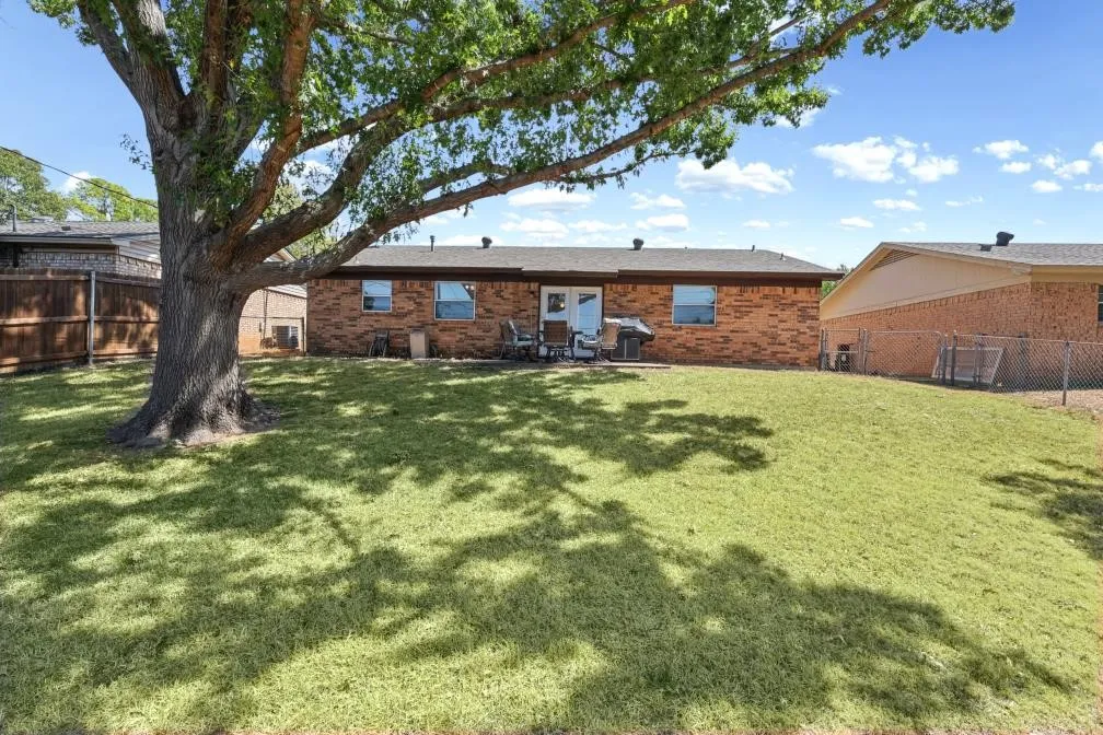 Single Family Residence For Sale in Tarrant County , 409 Arthur Drive, Hurst, Texas 76053, 3 Bedroom, 2 Bathroom, 2 Garage spaces, 1,182 Sqft, built in 1970, mls#21394564, Real Estate Agent in Hurst, Homes For Sale in Tarrant county, Homes For Sale in Hurst, Realtor in Hurst Texas, Real Estate Brokerage Independent Realty Texas, Luminita Cordes Realtor