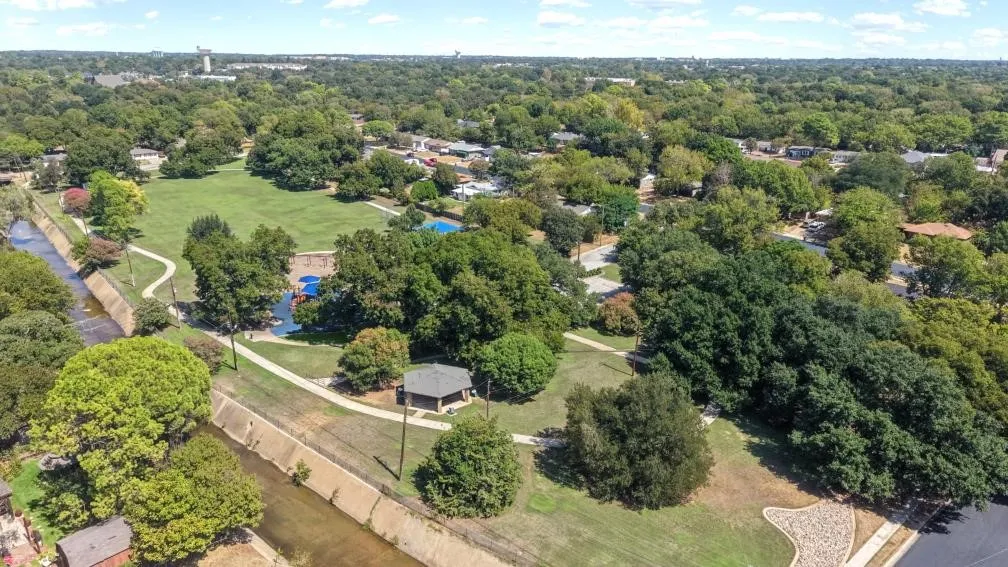 Single Family Residence For Sale in Tarrant County , 409 Arthur Drive, Hurst, Texas 76053, 3 Bedroom, 2 Bathroom, 2 Garage spaces, 1,182 Sqft, built in 1970, mls#21394564, Real Estate Agent in Hurst, Homes For Sale in Tarrant county, Homes For Sale in Hurst, Realtor in Hurst Texas, Real Estate Brokerage Independent Realty Texas, Luminita Cordes Realtor