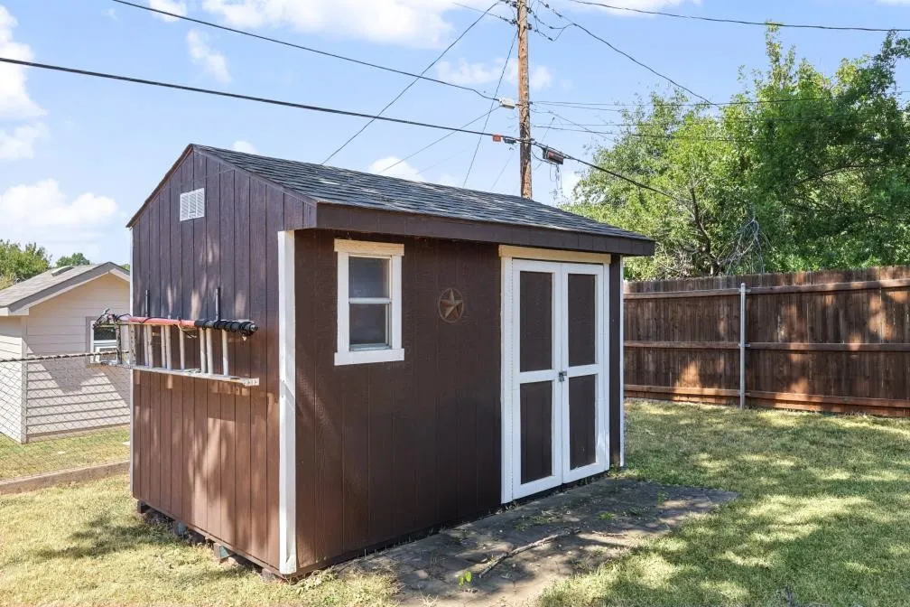 Single Family Residence For Sale in Tarrant County , 409 Arthur Drive, Hurst, Texas 76053, 3 Bedroom, 2 Bathroom, 2 Garage spaces, 1,182 Sqft, built in 1970, mls#21394564, Real Estate Agent in Hurst, Homes For Sale in Tarrant county, Homes For Sale in Hurst, Realtor in Hurst Texas, Real Estate Brokerage Independent Realty Texas, Luminita Cordes Realtor