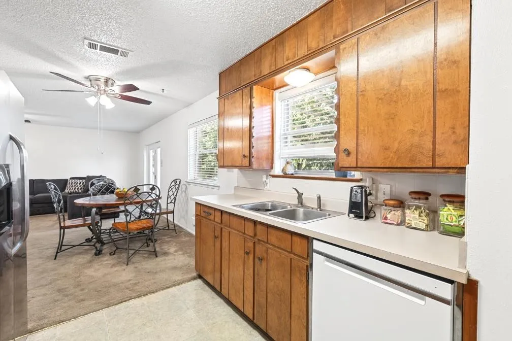 Single Family Residence For Sale in Tarrant County , 409 Arthur Drive, Hurst, Texas 76053, 3 Bedroom, 2 Bathroom, 2 Garage spaces, 1,182 Sqft, built in 1970, mls#21394564, Real Estate Agent in Hurst, Homes For Sale in Tarrant county, Homes For Sale in Hurst, Realtor in Hurst Texas, Real Estate Brokerage Independent Realty Texas, Luminita Cordes Realtor