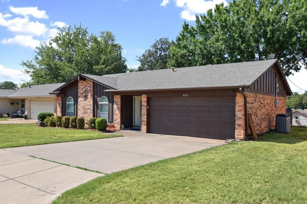 Single Family Residence For Sale in Tarrant County , 409 Arthur Drive, Hurst, Texas 76053, 3 Bedroom, 2 Bathroom, 2 Garage spaces, 1,182 Sqft, built in 1970, mls#21394564, Real Estate Agent in Hurst, Homes For Sale in Tarrant county, Homes For Sale in Hurst, Realtor in Hurst Texas, Real Estate Brokerage Independent Realty Texas, Luminita Cordes Realtor