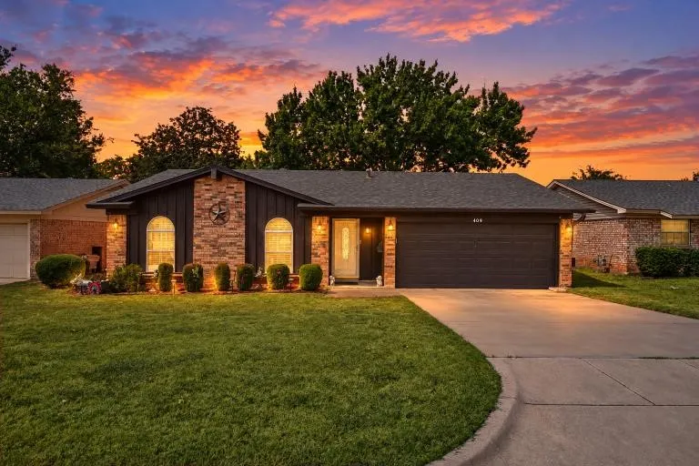 Single Family Residence For Sale in Tarrant County , 409 Arthur Drive, Hurst, Texas 76053, 3 Bedroom, 2 Bathroom, 2 Garage spaces, 1,182 Sqft, built in 1970, mls#21394564, Real Estate Agent in Hurst, Homes For Sale in Tarrant county, Homes For Sale in Hurst, Realtor in Hurst Texas, Real Estate Brokerage Independent Realty Texas, Luminita Cordes Realtor