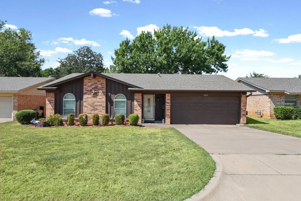 Single Family Residence For Sale in Tarrant County , 409 Arthur Drive, Hurst, Texas 76053, 3 Bedroom, 2 Bathroom, 2 Garage spaces, 1,182 Sqft, built in 1970, mls#21394564, Real Estate Agent in Hurst, Homes For Sale in Tarrant county, Homes For Sale in Hurst, Realtor in Hurst Texas, Real Estate Brokerage Independent Realty Texas, Luminita Cordes Realtor
