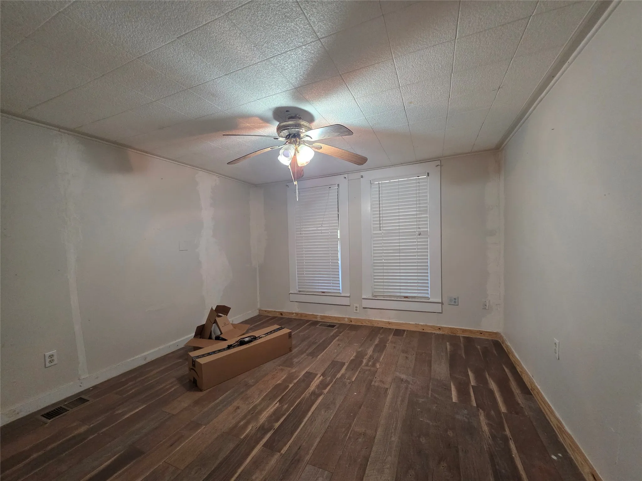 Single Family Residence For Sale in Limestone County , 1292 Fm 1365, Mexia, Texas 76667, 3 Bedroom, 2 Bathroom, Garage spaces, 1,560 Sqft, built in 1980, mls#21380362, Real Estate Agent in Mexia, Homes For Sale in Limestone county, Homes For Sale in Mexia, Realtor in Mexia Texas, Real Estate Brokerage Independent Realty Texas, Luminita Cordes Realtor