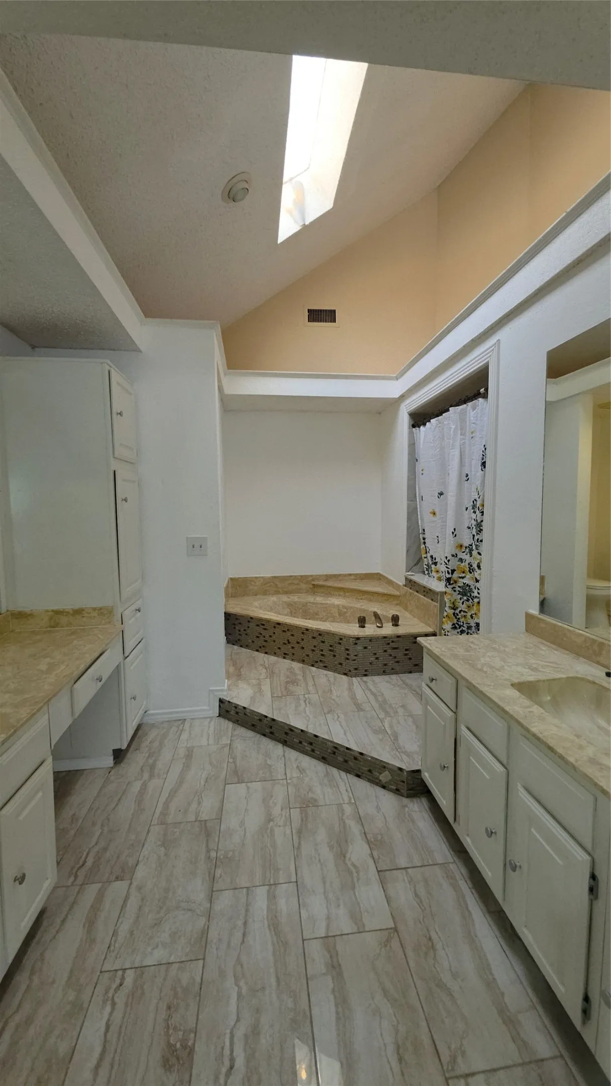 Single Family Residence For Rent in Dallas County , 598 Briarcliff Drive, Garland, Texas 75043, 3 Bedroom, 3 Bathroom, 2 Garage spaces, 1,876 Sqft, built in 1982, mls#21393673, Real Estate Agent in Garland, Homes For Rent in Dallas county, Homes For Rent in Garland, Realtor in Garland Texas, Real Estate Brokerage Independent Realty Texas, Luminita Cordes Realtor