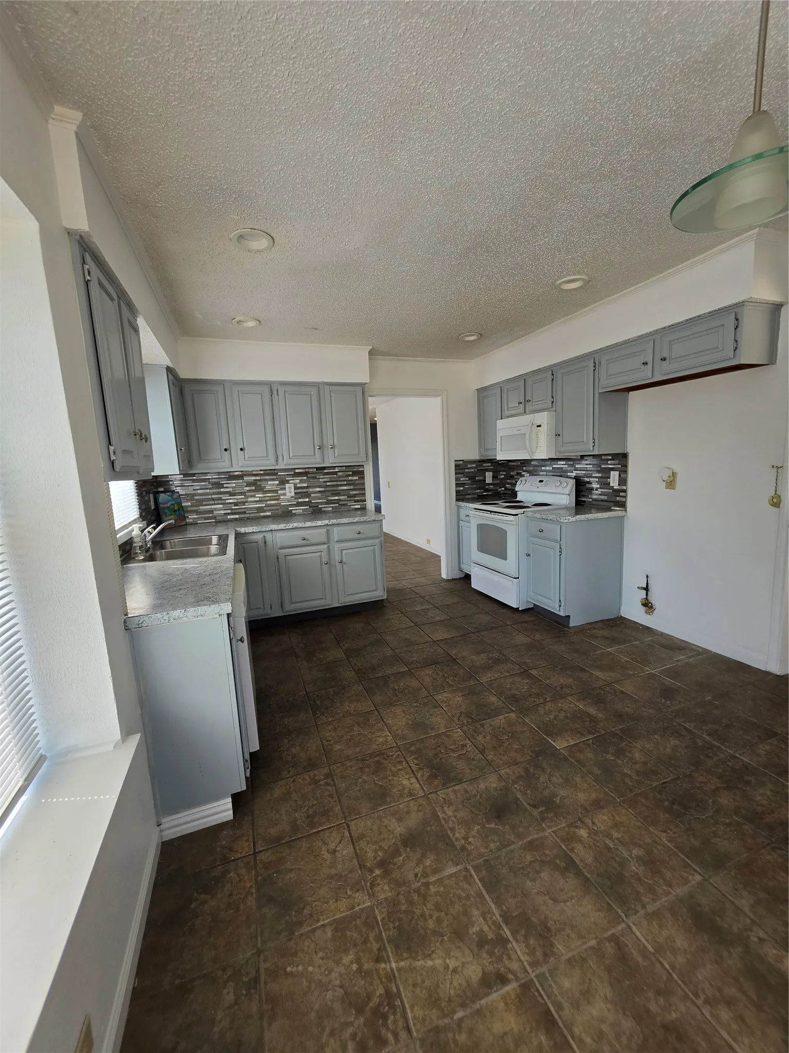 Single Family Residence For Rent in Dallas County , 598 Briarcliff Drive, Garland, Texas 75043, 3 Bedroom, 3 Bathroom, 2 Garage spaces, 1,876 Sqft, built in 1982, mls#21393673, Real Estate Agent in Garland, Homes For Rent in Dallas county, Homes For Rent in Garland, Realtor in Garland Texas, Real Estate Brokerage Independent Realty Texas, Luminita Cordes Realtor