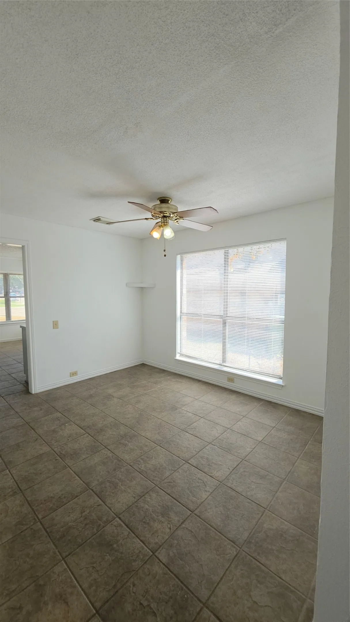 Single Family Residence For Rent in Dallas County , 598 Briarcliff Drive, Garland, Texas 75043, 3 Bedroom, 3 Bathroom, 2 Garage spaces, 1,876 Sqft, built in 1982, mls#21393673, Real Estate Agent in Garland, Homes For Rent in Dallas county, Homes For Rent in Garland, Realtor in Garland Texas, Real Estate Brokerage Independent Realty Texas, Luminita Cordes Realtor