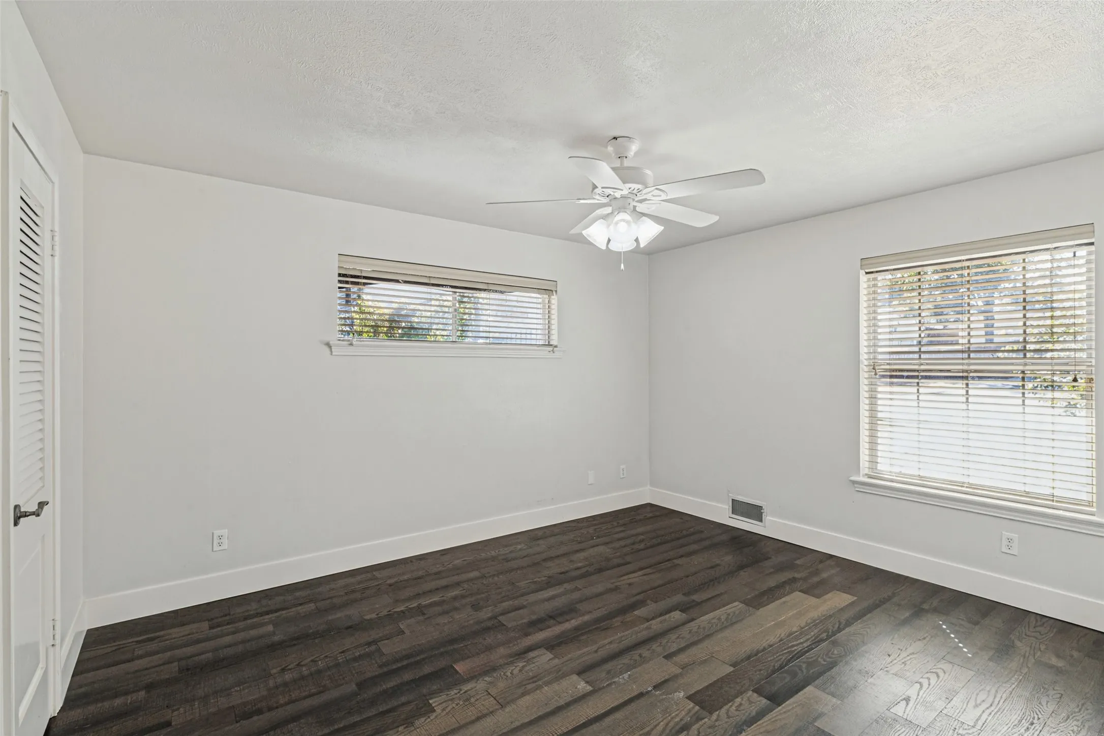 Single Family Residence For Sale in Dallas County , 2868 Ripplewood Drive, Dallas, Texas 75228, 3 Bedroom, 3 Bathroom, 2 Garage spaces, 1,912 Sqft, built in 1962, mls#21395402, Real Estate Agent in Dallas, Homes For Sale in Dallas county, Homes For Sale in Dallas, Realtor in Dallas Texas, Real Estate Brokerage Independent Realty Texas, Luminita Cordes Realtor