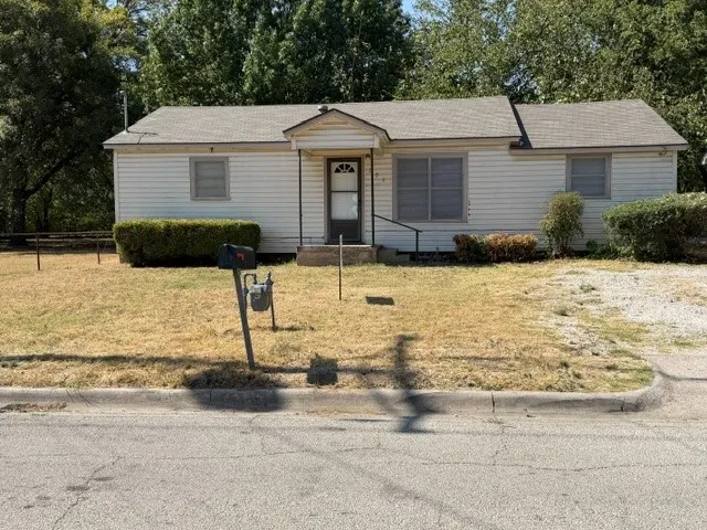 Single Family Residence For Rent in Montague County , 206 E Nelson Street, Bowie, Texas 76230, 3 Bedroom, 1 Bathroom, Garage spaces, 1,056 Sqft, built in 1940, mls#21395627, Real Estate Agent in Bowie, Homes For Rent in Montague county, Homes For Rent in Bowie, Realtor in Bowie Texas, Real Estate Brokerage Independent Realty Texas, Luminita Cordes Realtor