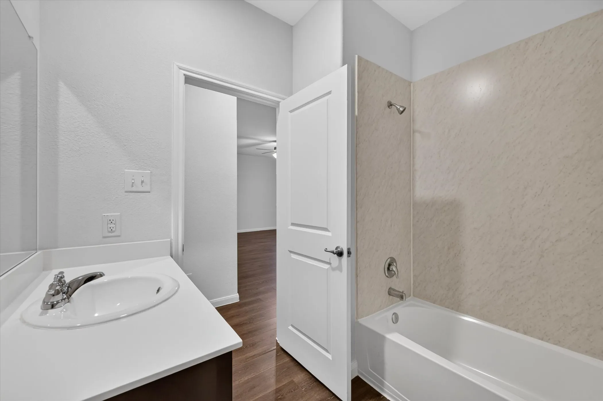 Single Family Residence For Rent in Grayson County , 3920 Oak Creek Circle, Denison, Texas 75020, 3 Bedroom, 2 Bathroom, 2 Garage spaces, 1,930 Sqft, built in 2022, mls#21394786, Real Estate Agent in Denison, Homes For Rent in Grayson county, Homes For Rent in Denison, Realtor in Denison Texas, Real Estate Brokerage Independent Realty Texas, Luminita Cordes Realtor