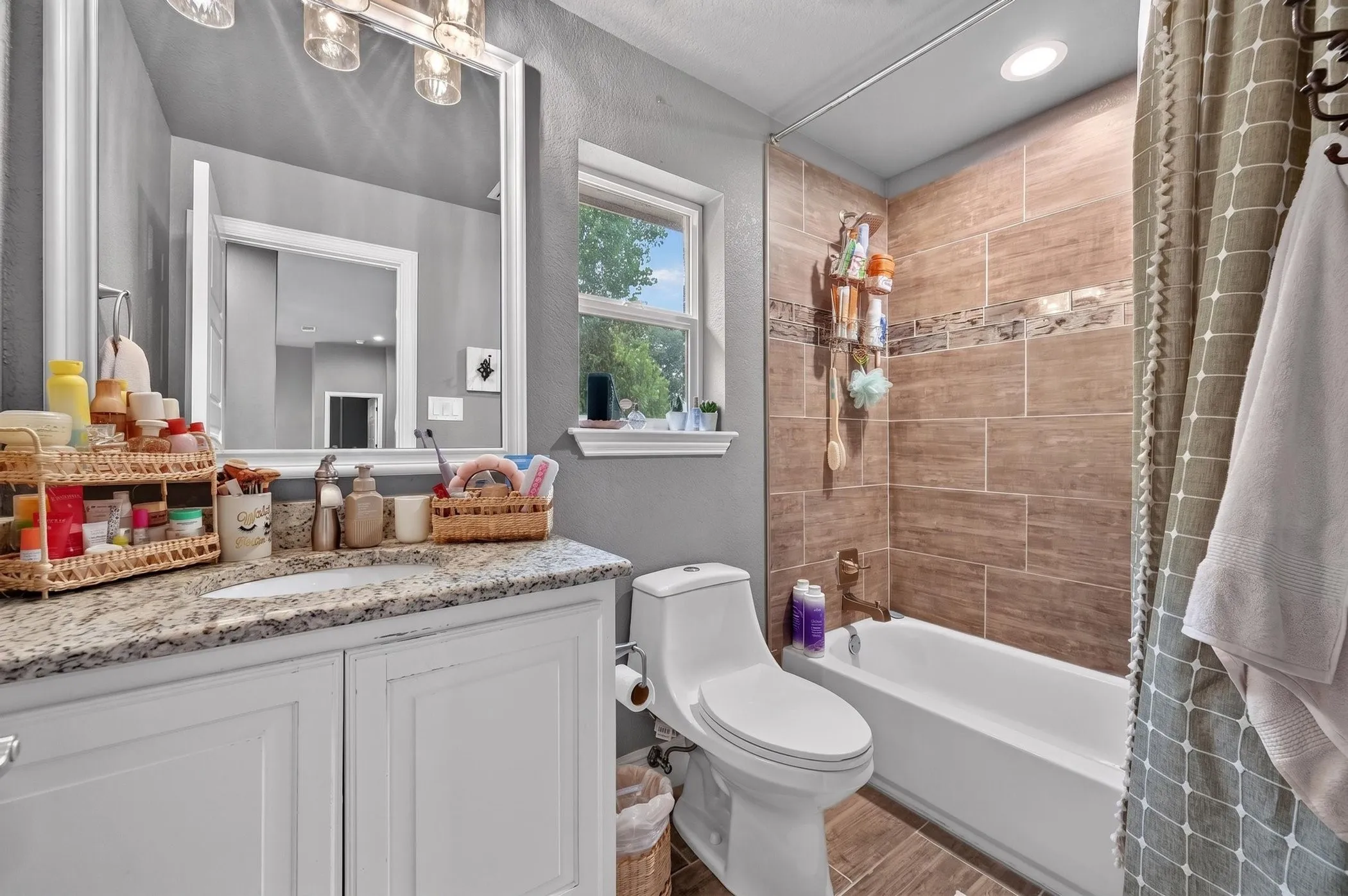 Single Family Residence For Sale in Tarrant County , 308 Familia Court, Azle, Texas 76020, 4 Bedroom, 4 Bathroom, Garage spaces, 3,526 Sqft, built in 2019, mls#21394526, Real Estate Agent in Azle, Homes For Sale in Tarrant county, Homes For Sale in Azle, Realtor in Azle Texas, Real Estate Brokerage Independent Realty Texas, Luminita Cordes Realtor