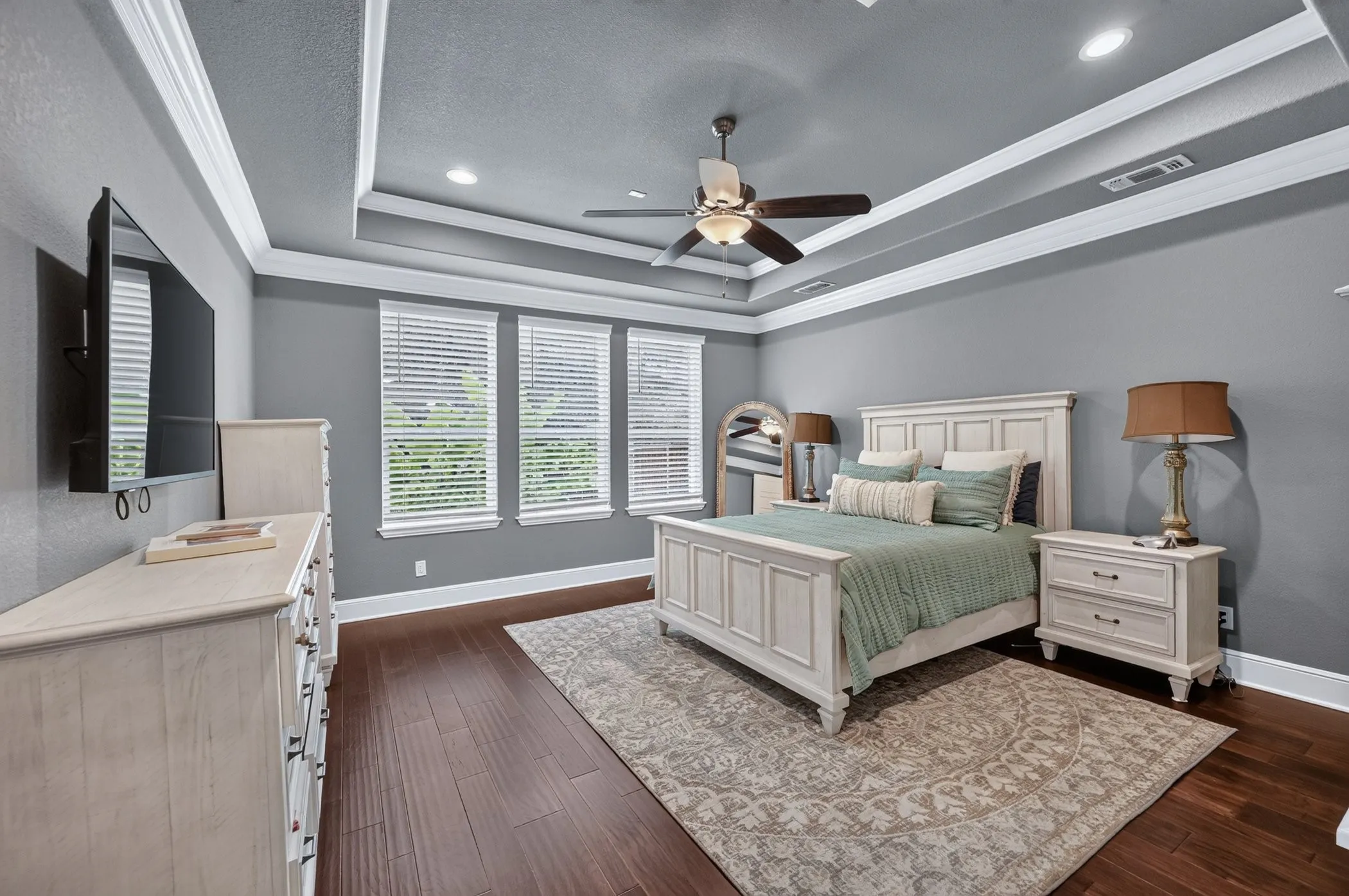 Tray ceiling, natural light, recessed lighting