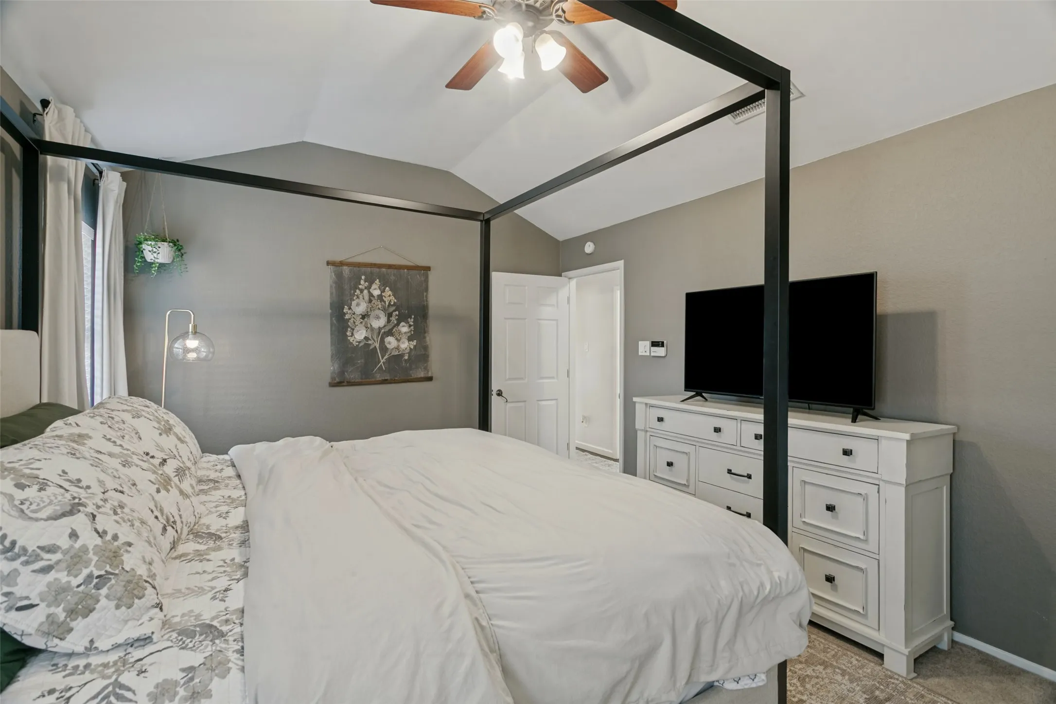 Single Family Residence For Sale in Tarrant County , 2077 Parkridge Drive, Hurst, Texas 76054, 3 Bedroom, 2 Bathroom, 2 Garage spaces, 1,995 Sqft, built in 1982, mls#21395608, Real Estate Agent in Hurst, Homes For Sale in Tarrant county, Homes For Sale in Hurst, Realtor in Hurst Texas, Real Estate Brokerage Independent Realty Texas, Luminita Cordes Realtor