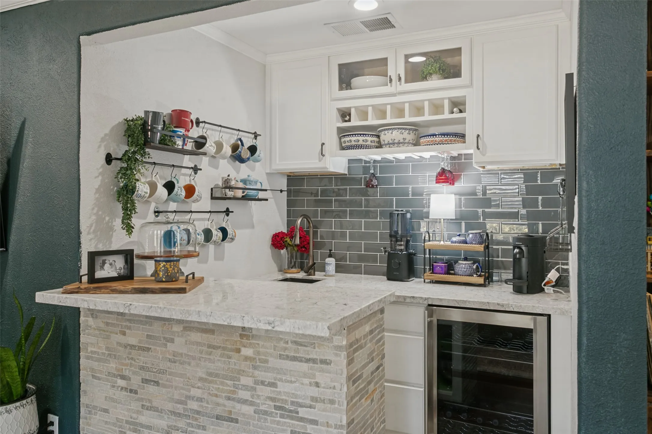 Single Family Residence For Sale in Tarrant County , 2077 Parkridge Drive, Hurst, Texas 76054, 3 Bedroom, 2 Bathroom, 2 Garage spaces, 1,995 Sqft, built in 1982, mls#21395608, Real Estate Agent in Hurst, Homes For Sale in Tarrant county, Homes For Sale in Hurst, Realtor in Hurst Texas, Real Estate Brokerage Independent Realty Texas, Luminita Cordes Realtor