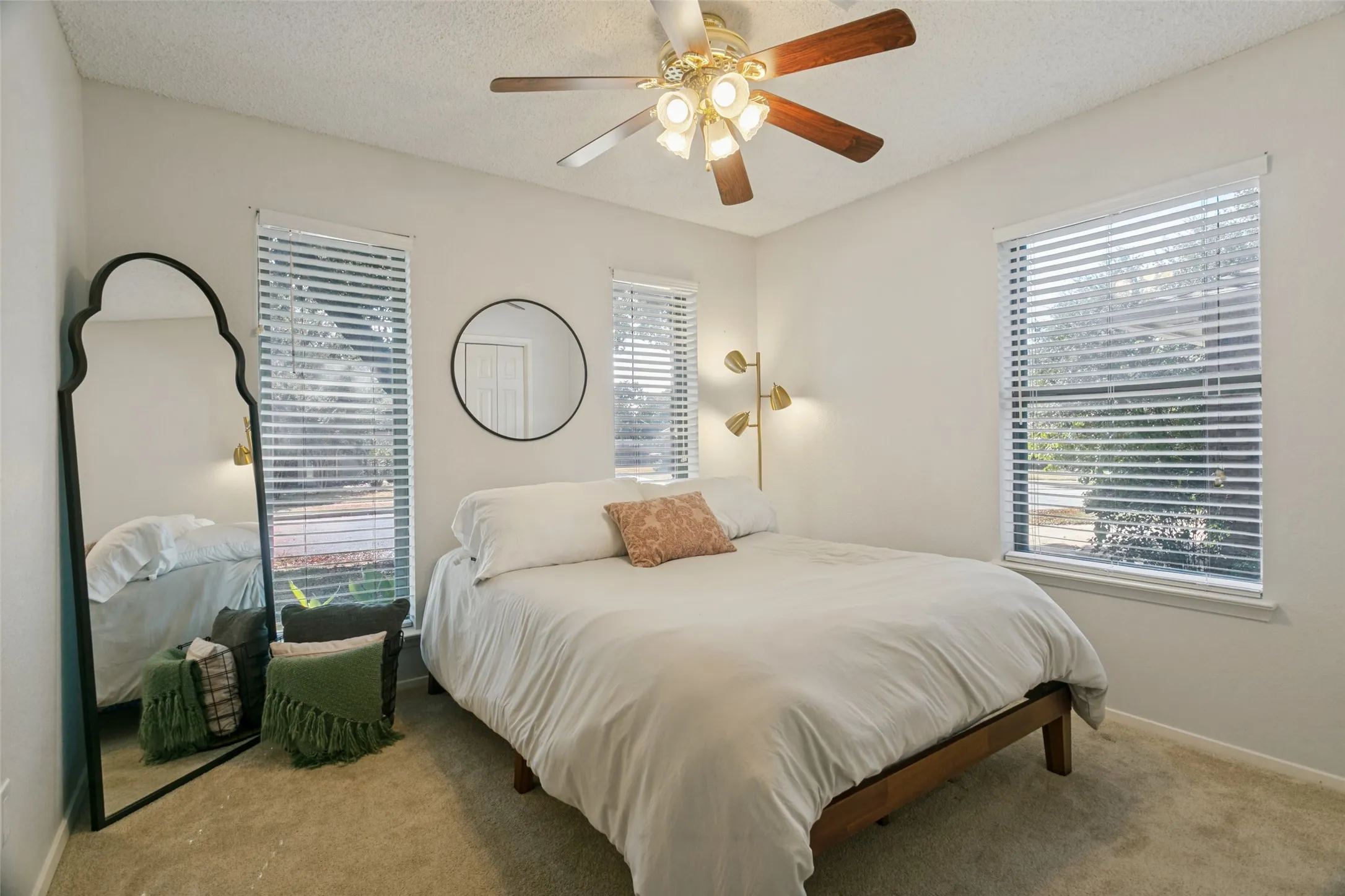 Single Family Residence For Sale in Tarrant County , 2077 Parkridge Drive, Hurst, Texas 76054, 3 Bedroom, 2 Bathroom, 2 Garage spaces, 1,995 Sqft, built in 1982, mls#21395608, Real Estate Agent in Hurst, Homes For Sale in Tarrant county, Homes For Sale in Hurst, Realtor in Hurst Texas, Real Estate Brokerage Independent Realty Texas, Luminita Cordes Realtor