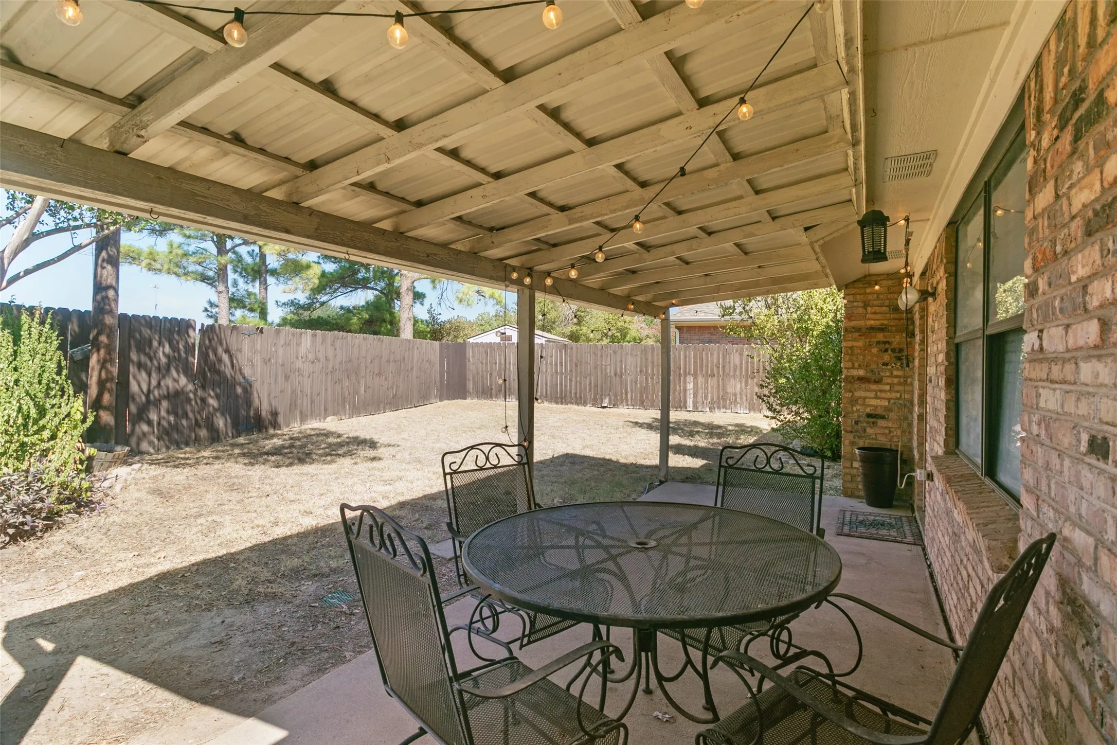 Single Family Residence For Sale in Tarrant County , 2077 Parkridge Drive, Hurst, Texas 76054, 3 Bedroom, 2 Bathroom, 2 Garage spaces, 1,995 Sqft, built in 1982, mls#21395608, Real Estate Agent in Hurst, Homes For Sale in Tarrant county, Homes For Sale in Hurst, Realtor in Hurst Texas, Real Estate Brokerage Independent Realty Texas, Luminita Cordes Realtor