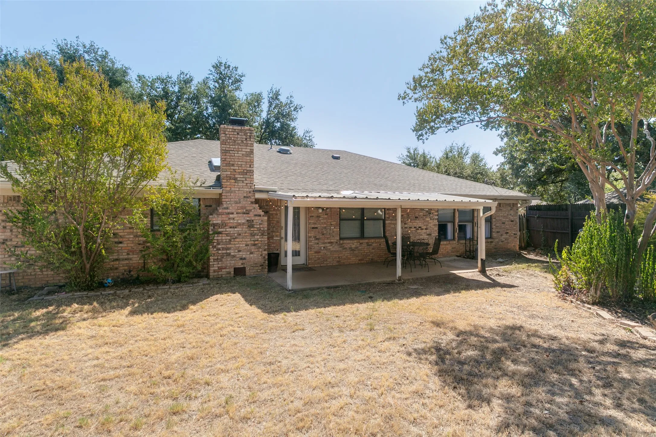 Single Family Residence For Sale in Tarrant County , 2077 Parkridge Drive, Hurst, Texas 76054, 3 Bedroom, 2 Bathroom, 2 Garage spaces, 1,995 Sqft, built in 1982, mls#21395608, Real Estate Agent in Hurst, Homes For Sale in Tarrant county, Homes For Sale in Hurst, Realtor in Hurst Texas, Real Estate Brokerage Independent Realty Texas, Luminita Cordes Realtor