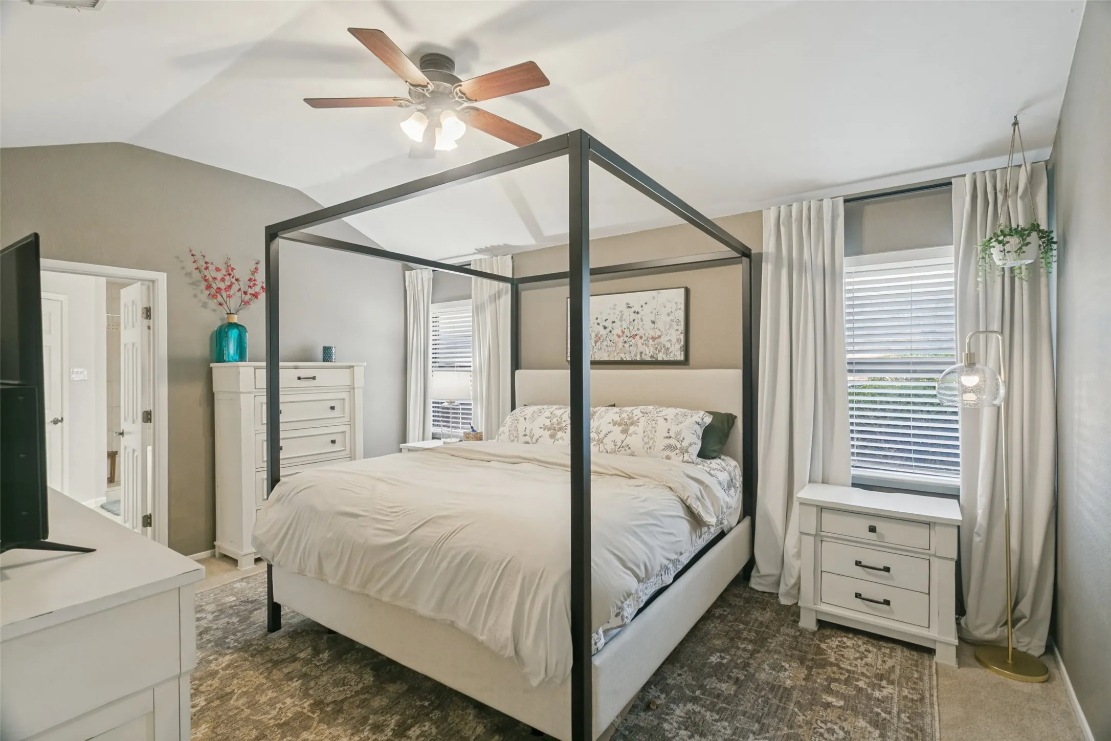 Single Family Residence For Sale in Tarrant County , 2077 Parkridge Drive, Hurst, Texas 76054, 3 Bedroom, 2 Bathroom, 2 Garage spaces, 1,995 Sqft, built in 1982, mls#21395608, Real Estate Agent in Hurst, Homes For Sale in Tarrant county, Homes For Sale in Hurst, Realtor in Hurst Texas, Real Estate Brokerage Independent Realty Texas, Luminita Cordes Realtor