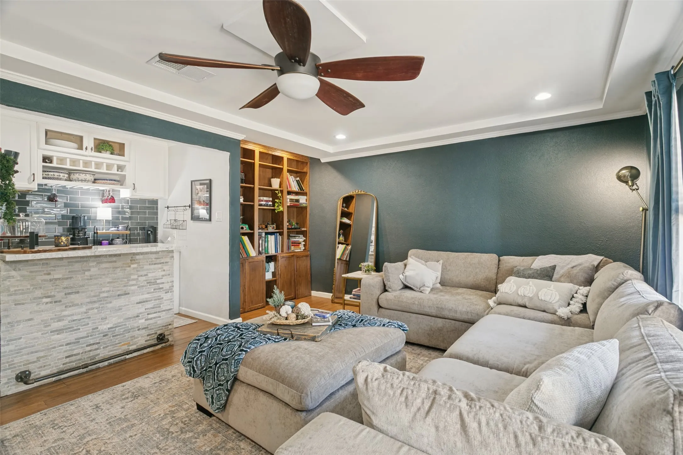 Single Family Residence For Sale in Tarrant County , 2077 Parkridge Drive, Hurst, Texas 76054, 3 Bedroom, 2 Bathroom, 2 Garage spaces, 1,995 Sqft, built in 1982, mls#21395608, Real Estate Agent in Hurst, Homes For Sale in Tarrant county, Homes For Sale in Hurst, Realtor in Hurst Texas, Real Estate Brokerage Independent Realty Texas, Luminita Cordes Realtor