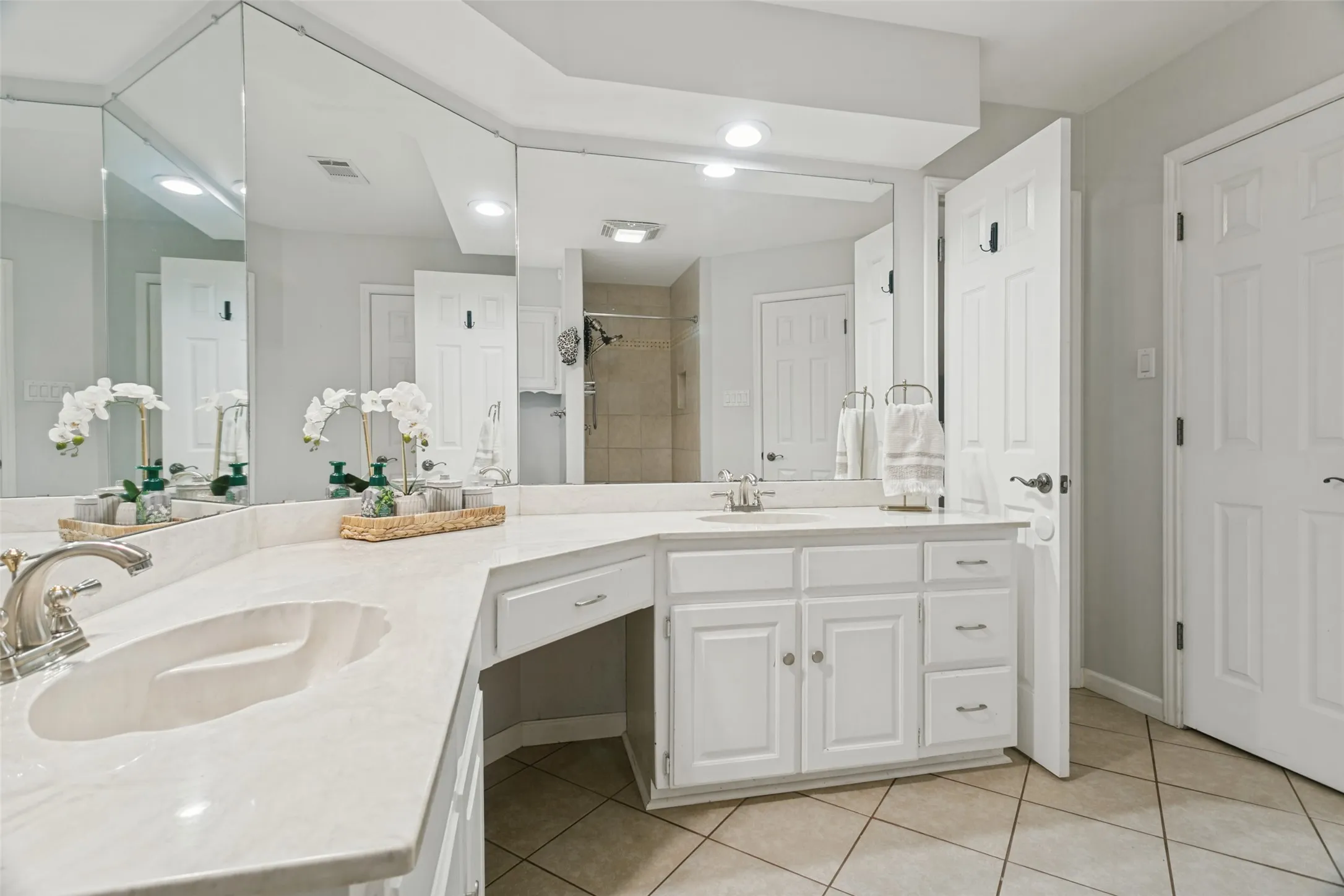 Single Family Residence For Sale in Tarrant County , 2077 Parkridge Drive, Hurst, Texas 76054, 3 Bedroom, 2 Bathroom, 2 Garage spaces, 1,995 Sqft, built in 1982, mls#21395608, Real Estate Agent in Hurst, Homes For Sale in Tarrant county, Homes For Sale in Hurst, Realtor in Hurst Texas, Real Estate Brokerage Independent Realty Texas, Luminita Cordes Realtor