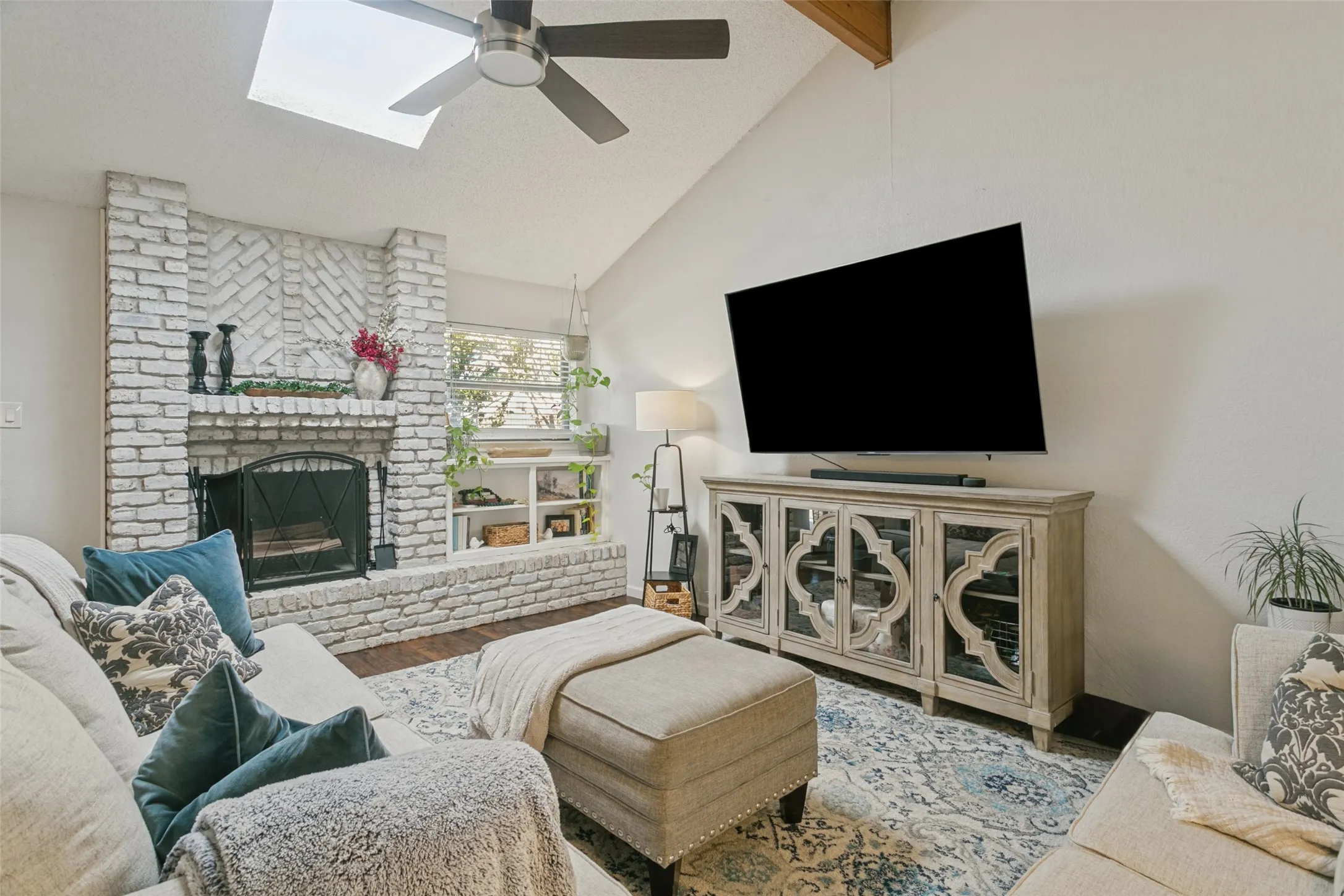 Single Family Residence For Sale in Tarrant County , 2077 Parkridge Drive, Hurst, Texas 76054, 3 Bedroom, 2 Bathroom, 2 Garage spaces, 1,995 Sqft, built in 1982, mls#21395608, Real Estate Agent in Hurst, Homes For Sale in Tarrant county, Homes For Sale in Hurst, Realtor in Hurst Texas, Real Estate Brokerage Independent Realty Texas, Luminita Cordes Realtor