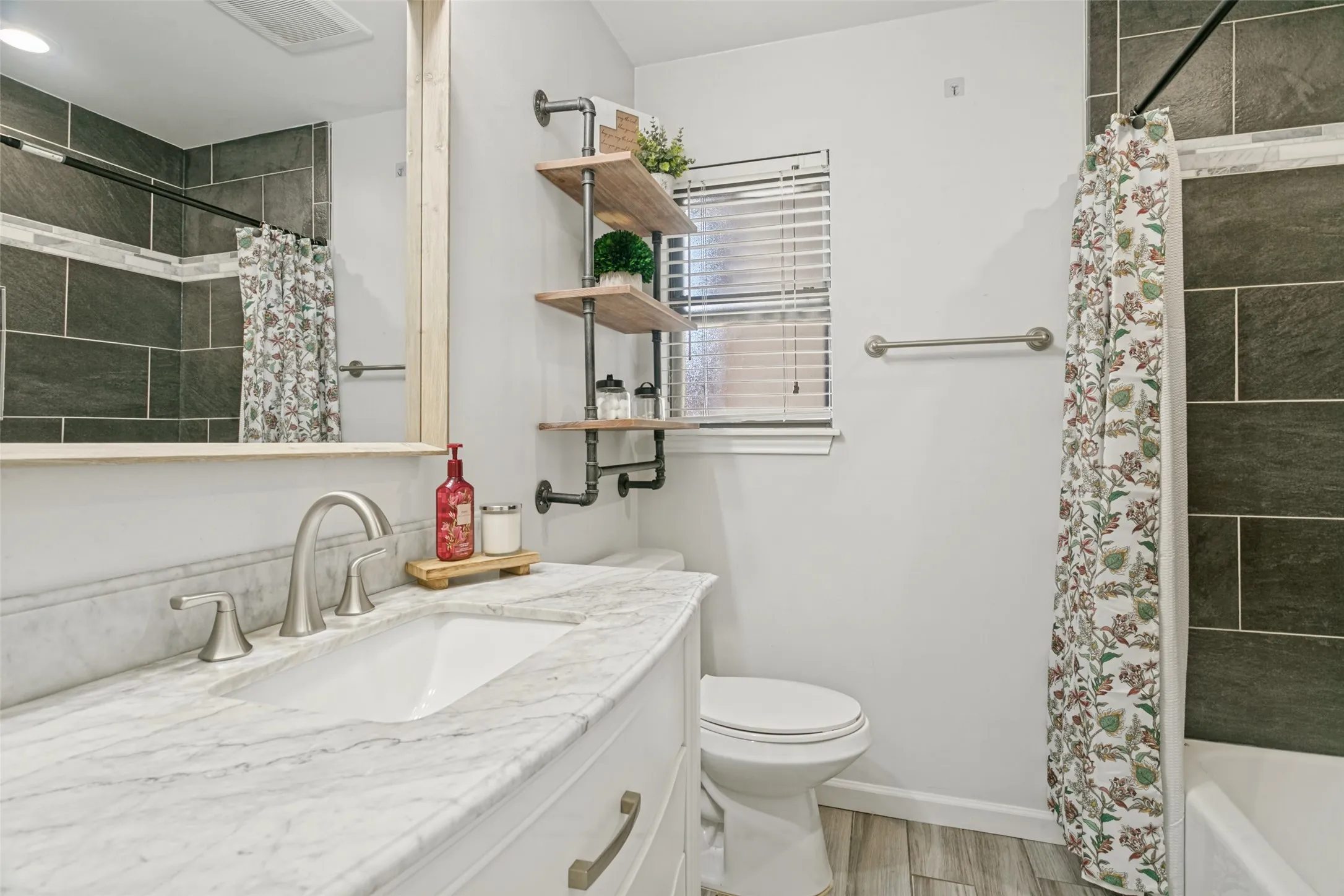 Single Family Residence For Sale in Tarrant County , 2077 Parkridge Drive, Hurst, Texas 76054, 3 Bedroom, 2 Bathroom, 2 Garage spaces, 1,995 Sqft, built in 1982, mls#21395608, Real Estate Agent in Hurst, Homes For Sale in Tarrant county, Homes For Sale in Hurst, Realtor in Hurst Texas, Real Estate Brokerage Independent Realty Texas, Luminita Cordes Realtor