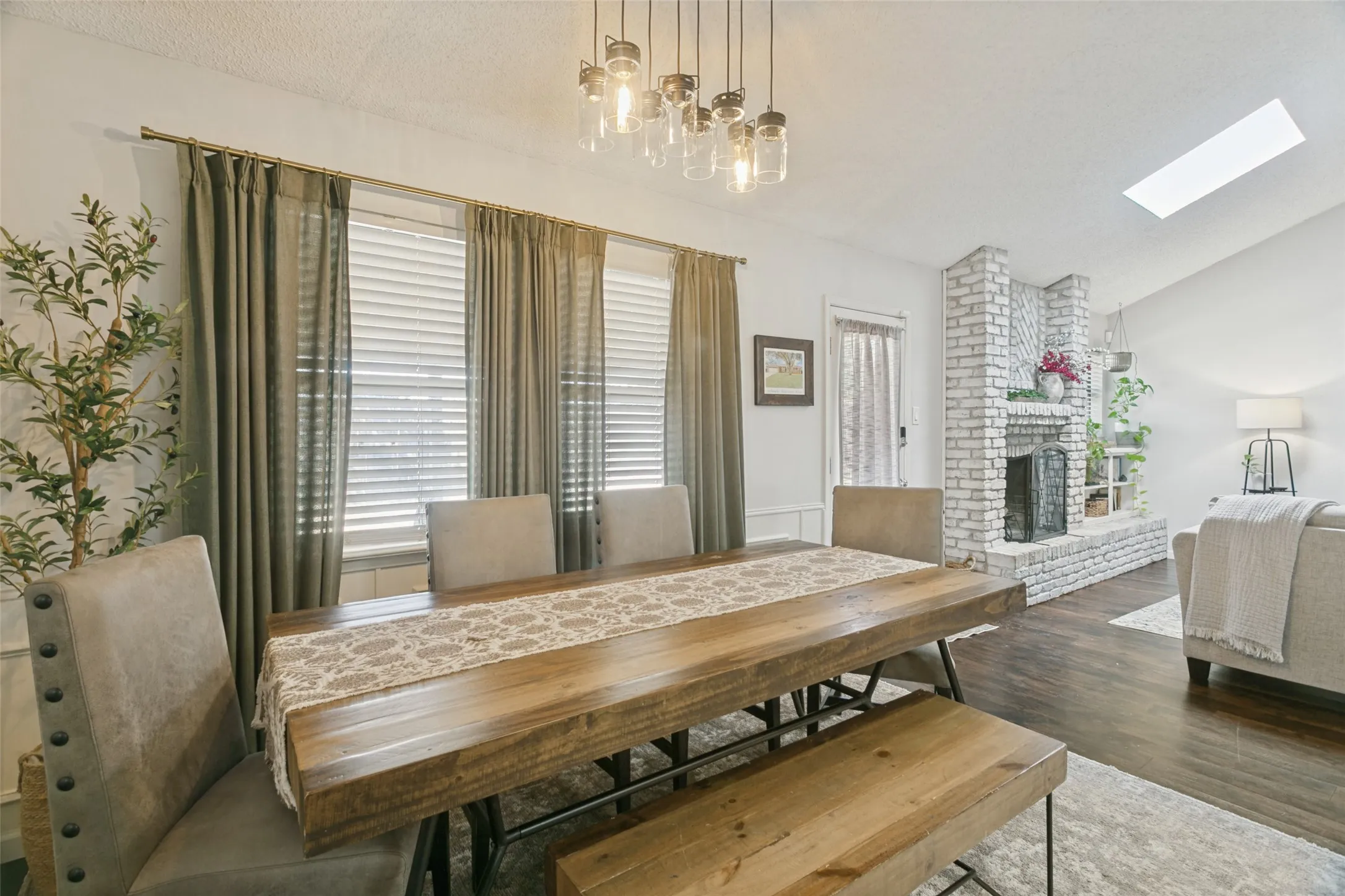 Single Family Residence For Sale in Tarrant County , 2077 Parkridge Drive, Hurst, Texas 76054, 3 Bedroom, 2 Bathroom, 2 Garage spaces, 1,995 Sqft, built in 1982, mls#21395608, Real Estate Agent in Hurst, Homes For Sale in Tarrant county, Homes For Sale in Hurst, Realtor in Hurst Texas, Real Estate Brokerage Independent Realty Texas, Luminita Cordes Realtor