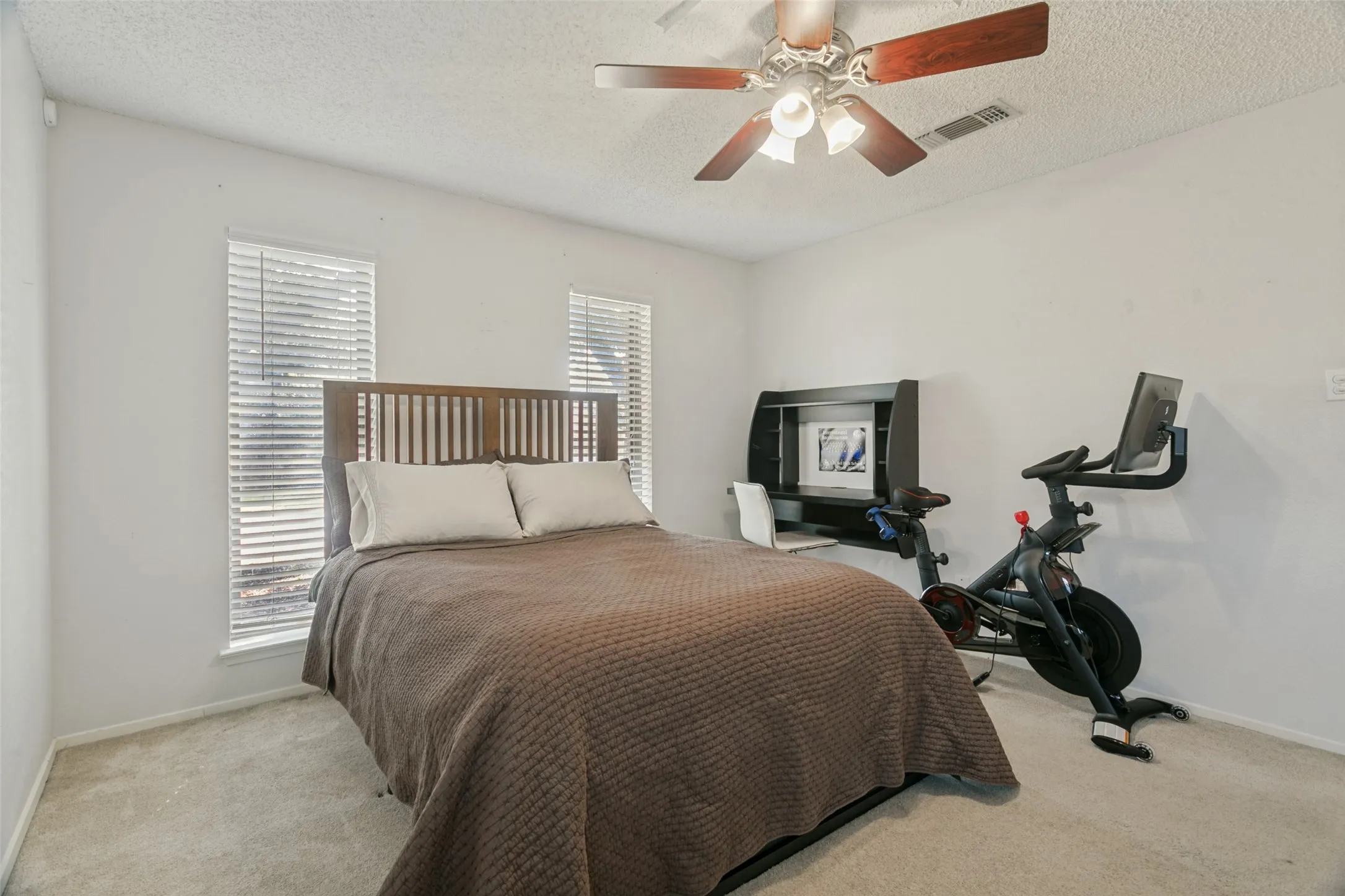 Single Family Residence For Sale in Tarrant County , 2077 Parkridge Drive, Hurst, Texas 76054, 3 Bedroom, 2 Bathroom, 2 Garage spaces, 1,995 Sqft, built in 1982, mls#21395608, Real Estate Agent in Hurst, Homes For Sale in Tarrant county, Homes For Sale in Hurst, Realtor in Hurst Texas, Real Estate Brokerage Independent Realty Texas, Luminita Cordes Realtor