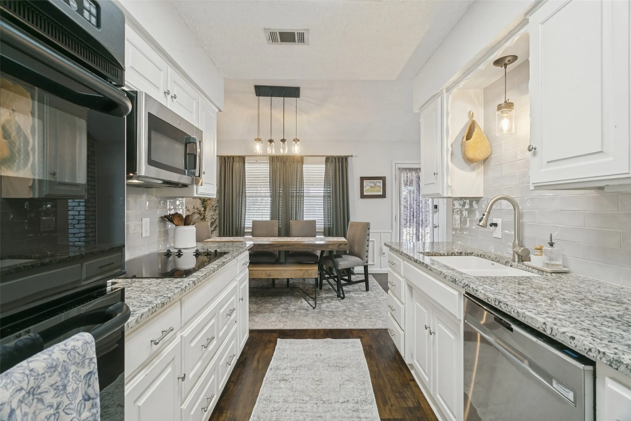 Single Family Residence For Sale in Tarrant County , 2077 Parkridge Drive, Hurst, Texas 76054, 3 Bedroom, 2 Bathroom, 2 Garage spaces, 1,995 Sqft, built in 1982, mls#21395608, Real Estate Agent in Hurst, Homes For Sale in Tarrant county, Homes For Sale in Hurst, Realtor in Hurst Texas, Real Estate Brokerage Independent Realty Texas, Luminita Cordes Realtor