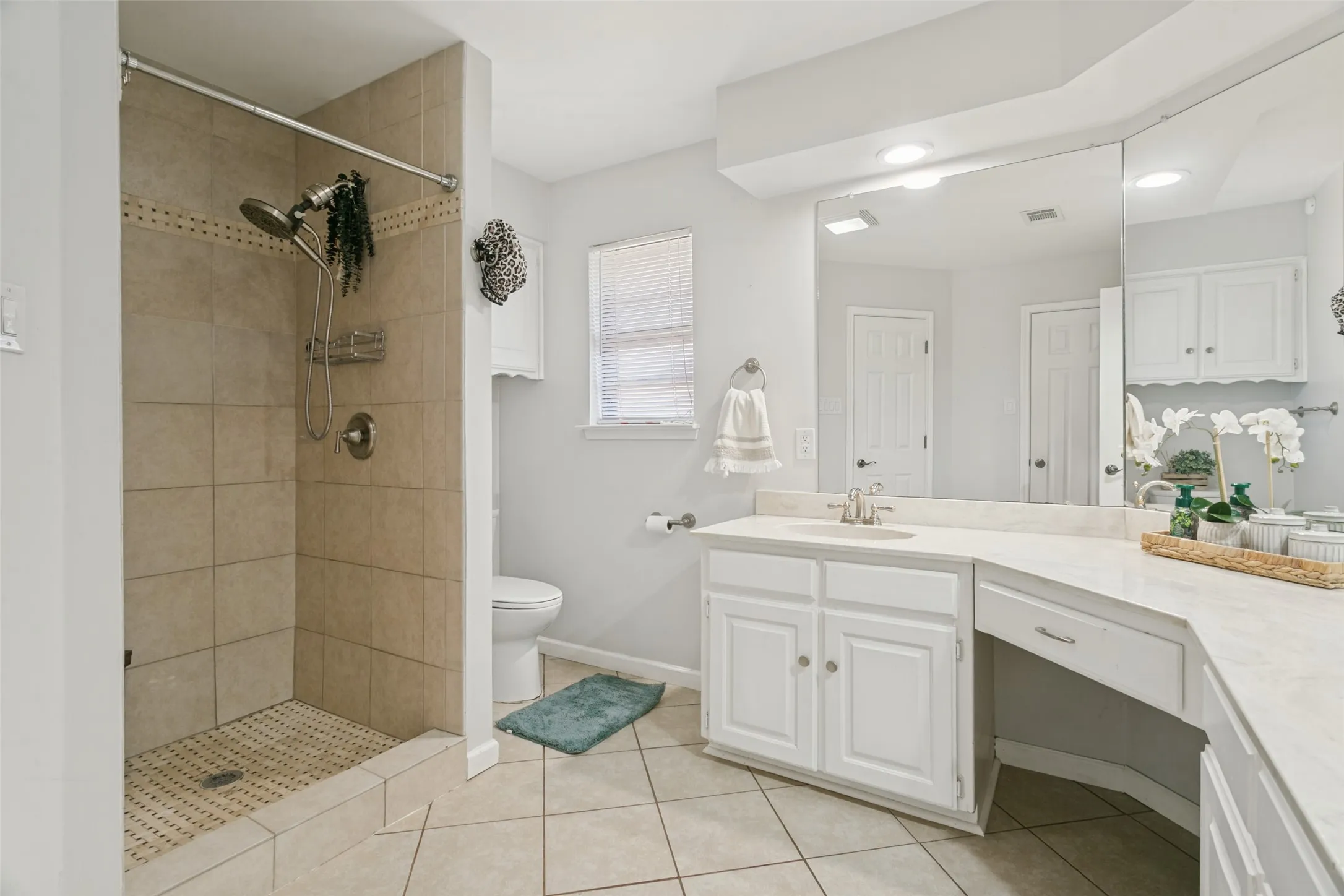 Single Family Residence For Sale in Tarrant County , 2077 Parkridge Drive, Hurst, Texas 76054, 3 Bedroom, 2 Bathroom, 2 Garage spaces, 1,995 Sqft, built in 1982, mls#21395608, Real Estate Agent in Hurst, Homes For Sale in Tarrant county, Homes For Sale in Hurst, Realtor in Hurst Texas, Real Estate Brokerage Independent Realty Texas, Luminita Cordes Realtor