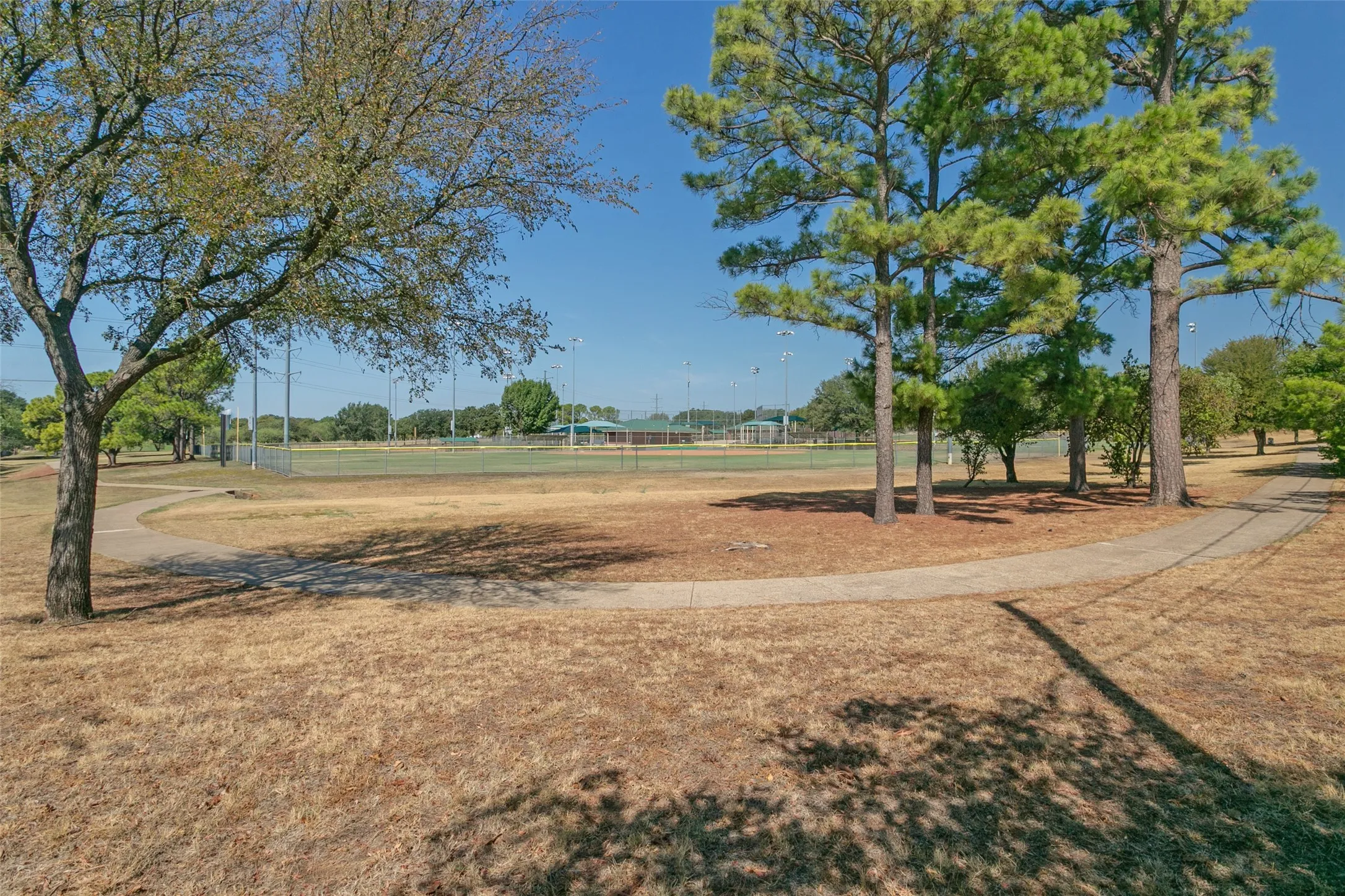Single Family Residence For Sale in Tarrant County , 2077 Parkridge Drive, Hurst, Texas 76054, 3 Bedroom, 2 Bathroom, 2 Garage spaces, 1,995 Sqft, built in 1982, mls#21395608, Real Estate Agent in Hurst, Homes For Sale in Tarrant county, Homes For Sale in Hurst, Realtor in Hurst Texas, Real Estate Brokerage Independent Realty Texas, Luminita Cordes Realtor