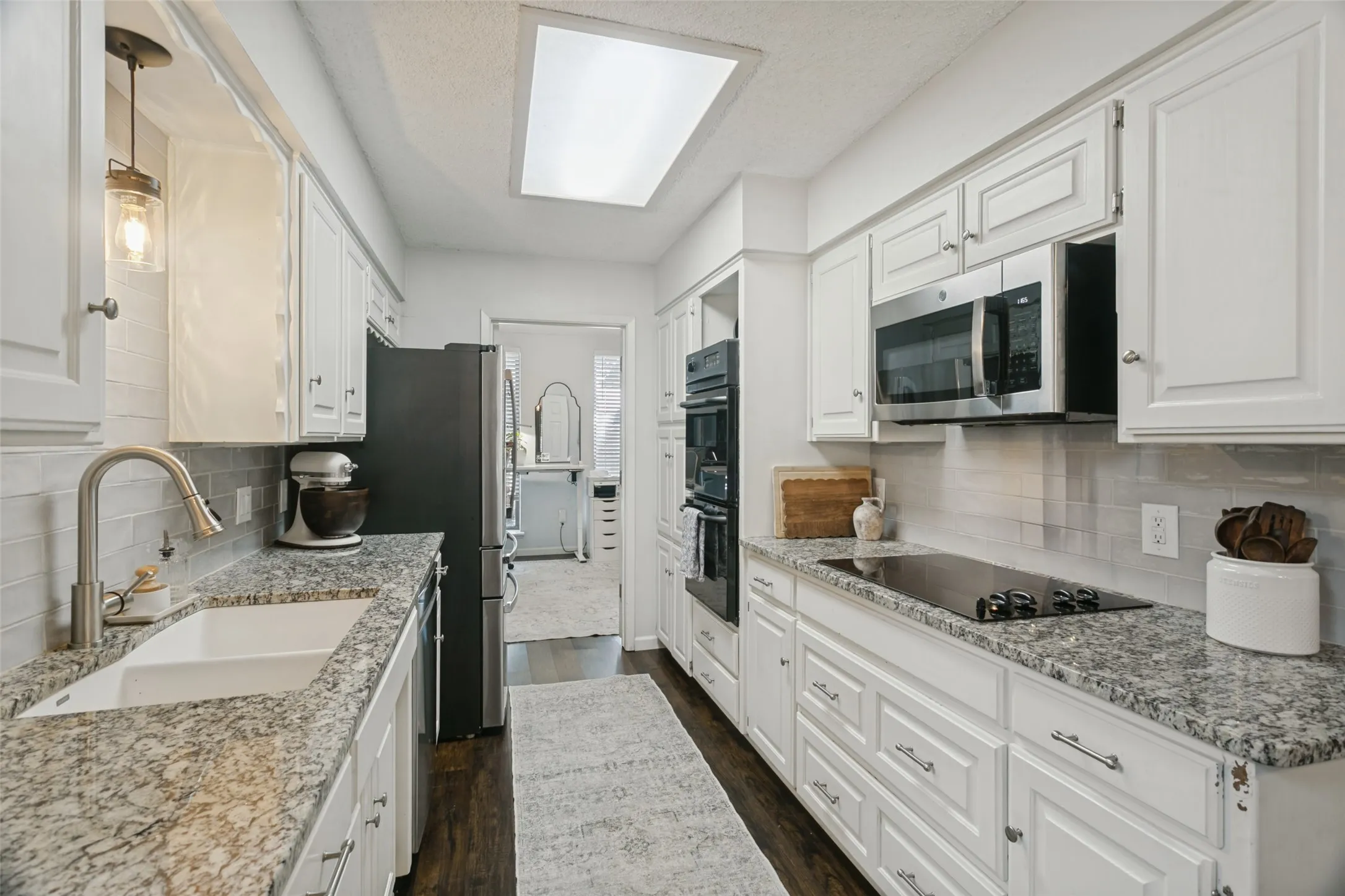 Single Family Residence For Sale in Tarrant County , 2077 Parkridge Drive, Hurst, Texas 76054, 3 Bedroom, 2 Bathroom, 2 Garage spaces, 1,995 Sqft, built in 1982, mls#21395608, Real Estate Agent in Hurst, Homes For Sale in Tarrant county, Homes For Sale in Hurst, Realtor in Hurst Texas, Real Estate Brokerage Independent Realty Texas, Luminita Cordes Realtor