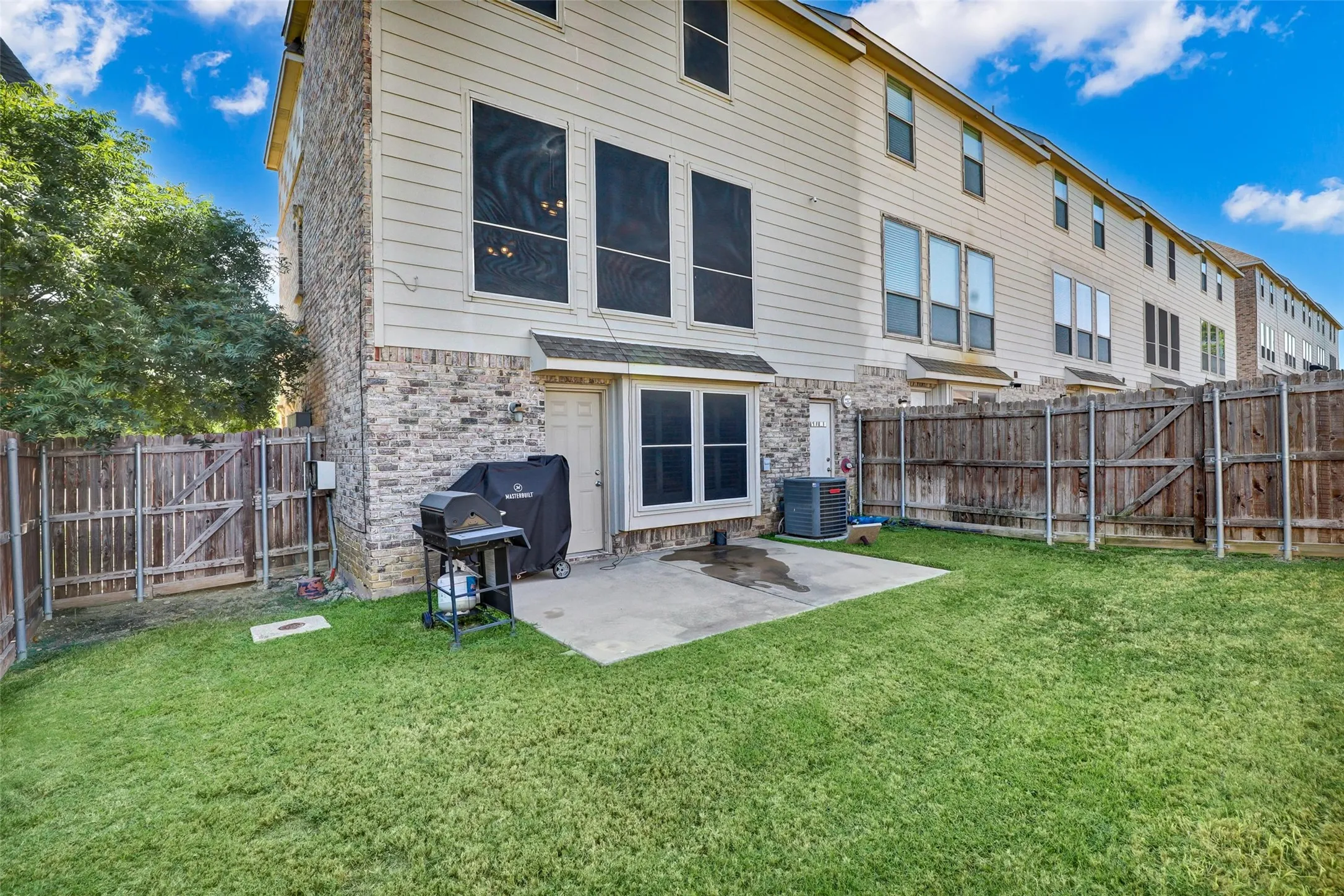 Townhouse For Rent in Denton County , 2700 Club Ridge Drive 8, Lewisville, Texas 75067, 3 Bedroom, 4 Bathroom, 2 Garage spaces, 1,750 Sqft, built in 2007, mls#21395641, Real Estate Agent in Lewisville, Homes For Rent in Denton county, Homes For Rent in Lewisville, Realtor in Lewisville Texas, Real Estate Brokerage Independent Realty Texas, Luminita Cordes Realtor