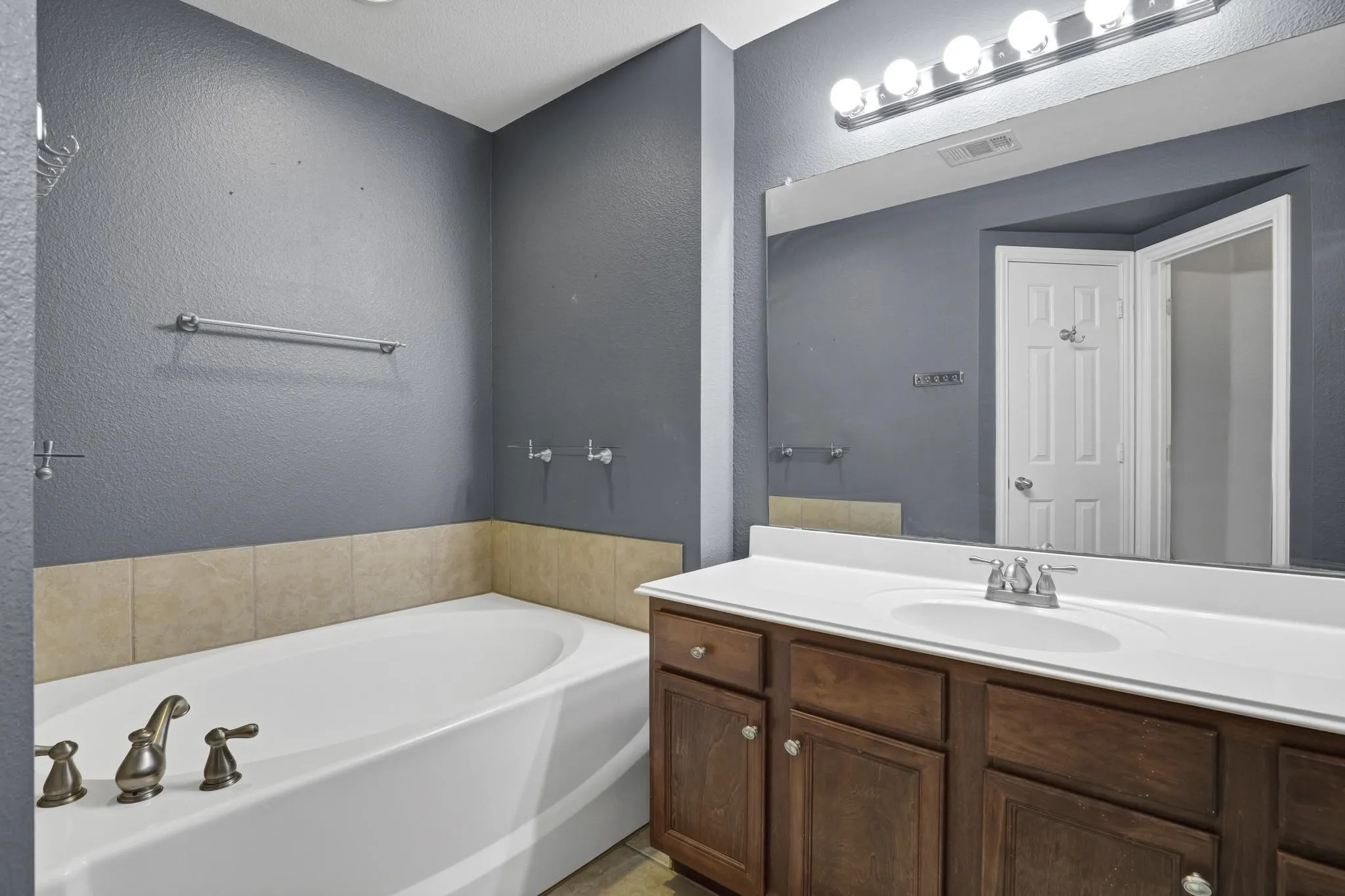 Townhouse For Rent in Denton County , 2700 Club Ridge Drive 8, Lewisville, Texas 75067, 3 Bedroom, 4 Bathroom, 2 Garage spaces, 1,750 Sqft, built in 2007, mls#21395641, Real Estate Agent in Lewisville, Homes For Rent in Denton county, Homes For Rent in Lewisville, Realtor in Lewisville Texas, Real Estate Brokerage Independent Realty Texas, Luminita Cordes Realtor