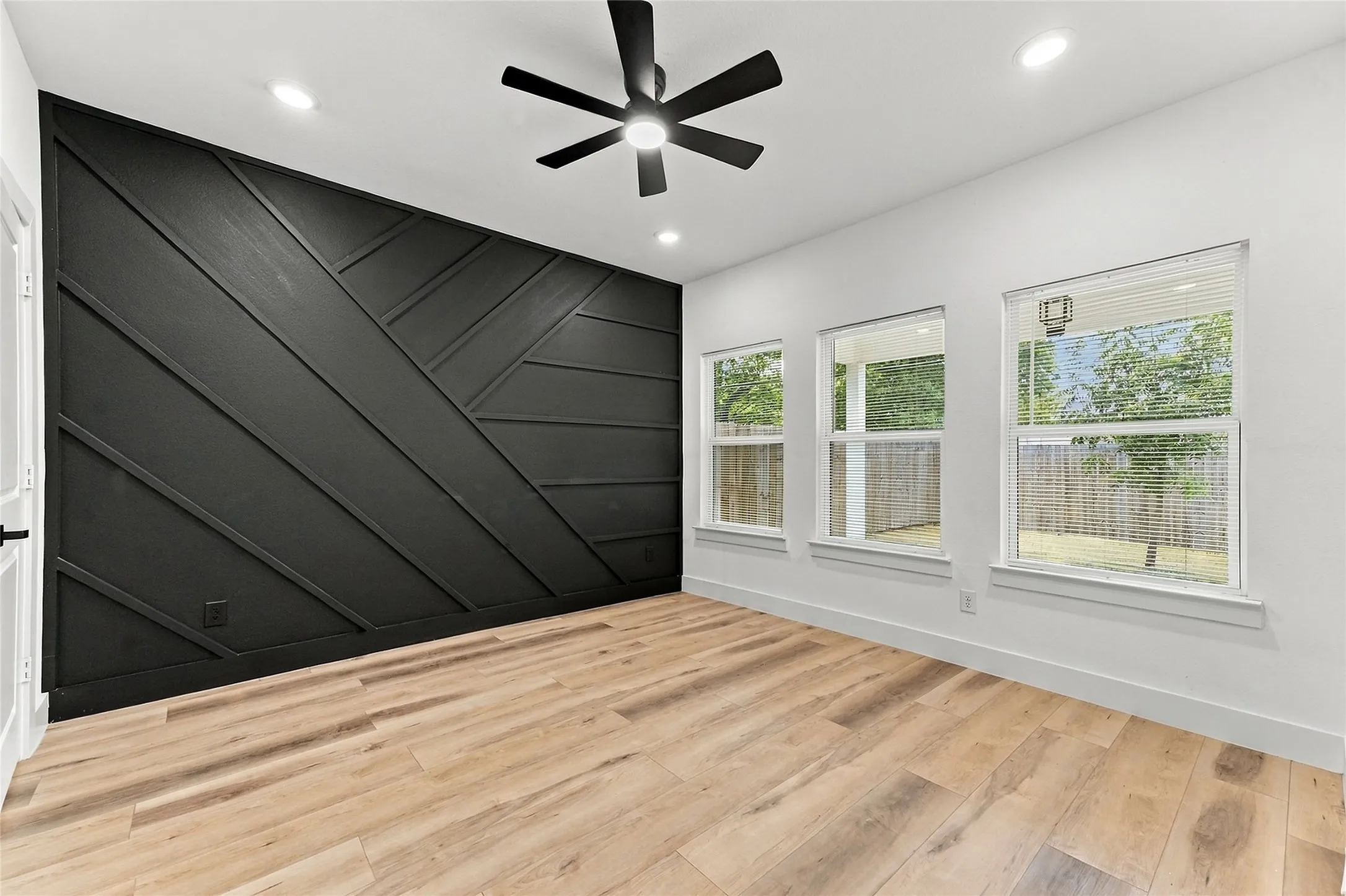 Single Family Residence For Sale in Dallas County , 5263 Pennridge Lane, Dallas, Texas 75241, 3 Bedroom, 2 Bathroom, 1 Garage spaces, 1,176 Sqft, built in 2023, mls#21394671, Real Estate Agent in Dallas, Homes For Sale in Dallas county, Homes For Sale in Dallas, Realtor in Dallas Texas, Real Estate Brokerage Independent Realty Texas, Luminita Cordes Realtor