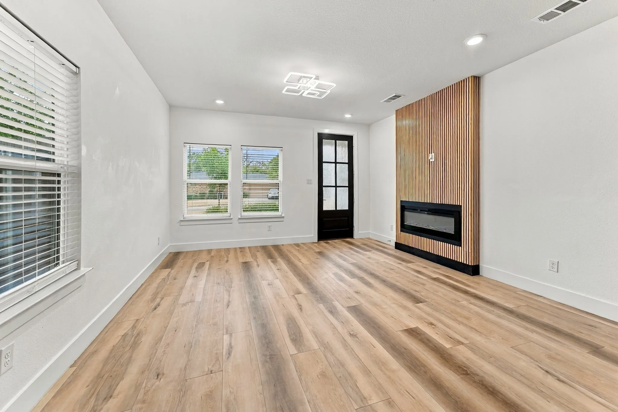 Single Family Residence For Sale in Dallas County , 5263 Pennridge Lane, Dallas, Texas 75241, 3 Bedroom, 2 Bathroom, 1 Garage spaces, 1,176 Sqft, built in 2023, mls#21394671, Real Estate Agent in Dallas, Homes For Sale in Dallas county, Homes For Sale in Dallas, Realtor in Dallas Texas, Real Estate Brokerage Independent Realty Texas, Luminita Cordes Realtor