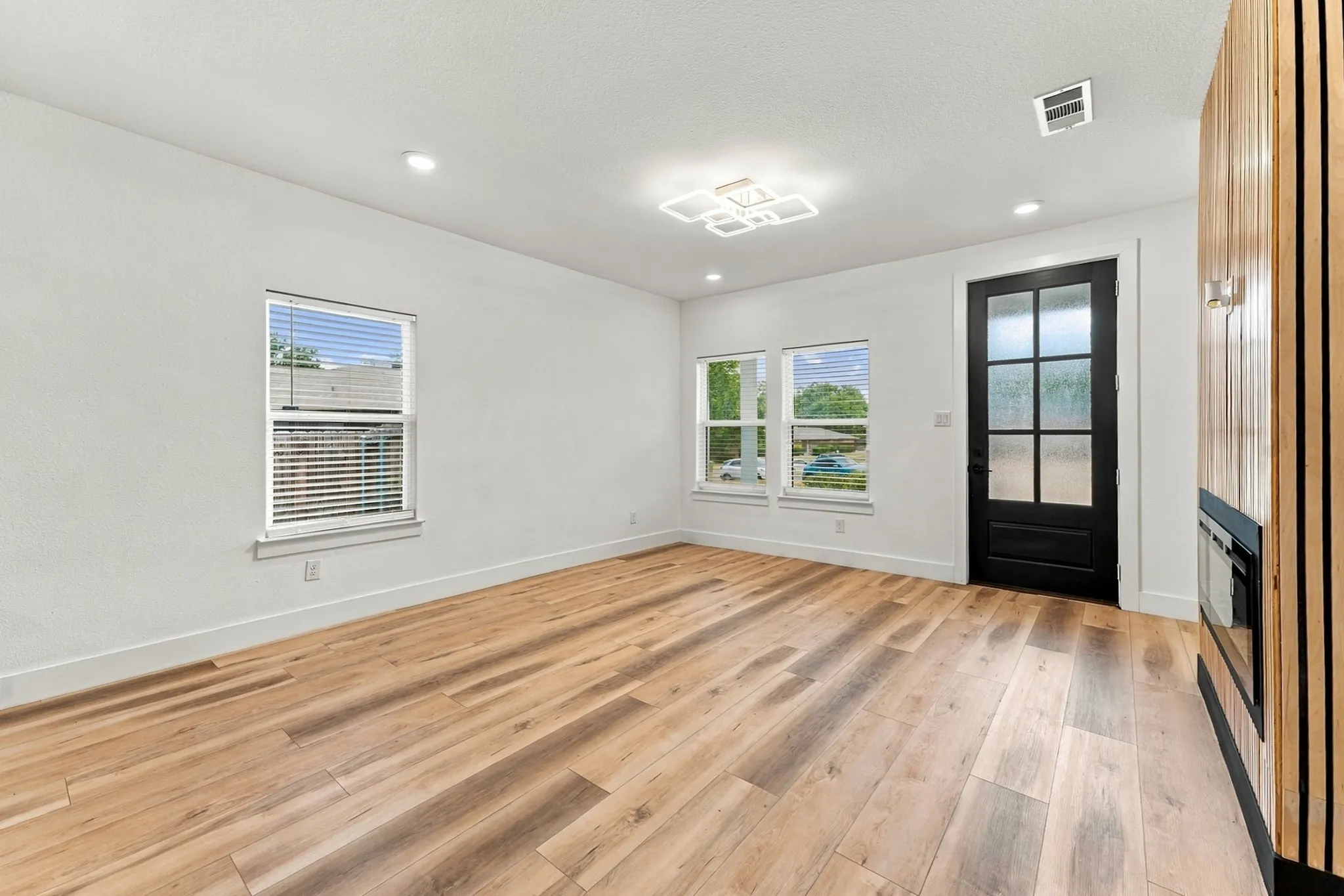 Single Family Residence For Sale in Dallas County , 5263 Pennridge Lane, Dallas, Texas 75241, 3 Bedroom, 2 Bathroom, 1 Garage spaces, 1,176 Sqft, built in 2023, mls#21394671, Real Estate Agent in Dallas, Homes For Sale in Dallas county, Homes For Sale in Dallas, Realtor in Dallas Texas, Real Estate Brokerage Independent Realty Texas, Luminita Cordes Realtor
