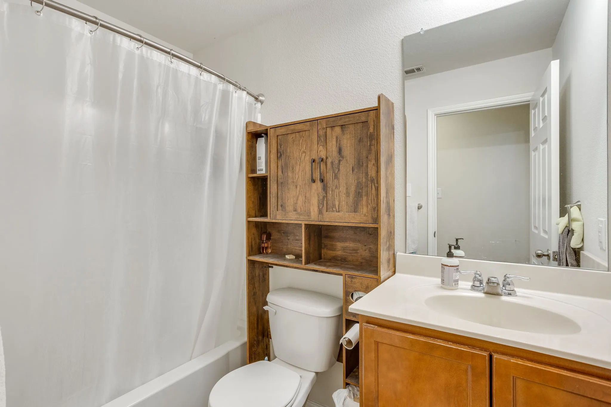 Single Family Residence For Sale in Tarrant County , 1204 Foxglove Lane, Burleson, Texas 76028, 3 Bedroom, 2 Bathroom, 2 Garage spaces, 1,661 Sqft, built in 2013, mls#21390560, Real Estate Agent in Burleson, Homes For Sale in Tarrant county, Homes For Sale in Burleson, Realtor in Burleson Texas, Real Estate Brokerage Independent Realty Texas, Luminita Cordes Realtor